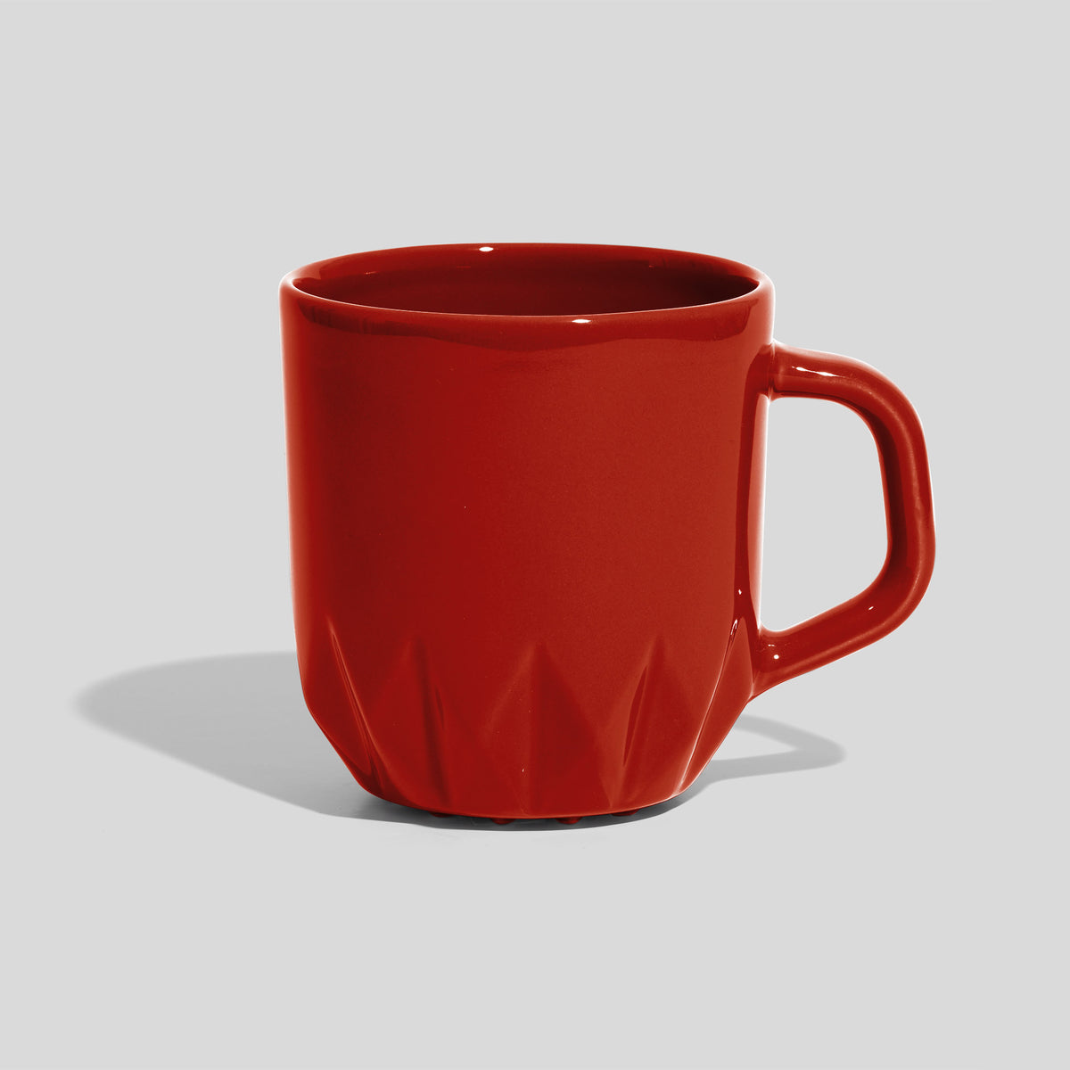 Keramiktasse 360 ml mit Kristallrelief am Fuß und Eckhenkel