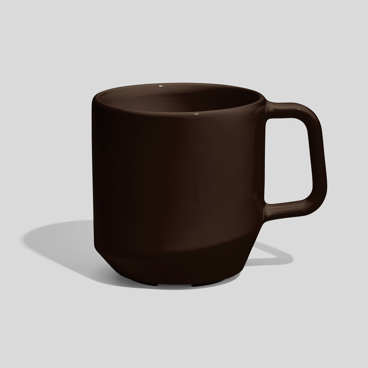 Keramiktasse 400 ml mit abgesetztem Fuß und Eckhenkel – Dunkelbraun