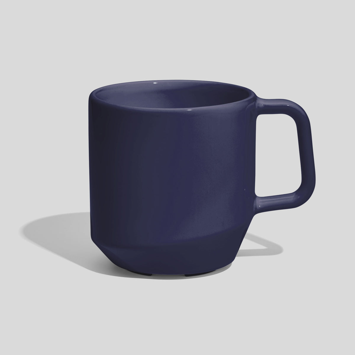 Keramiktasse 400 ml mit abgesetztem Fuß und Eckhenkel – Marineblau