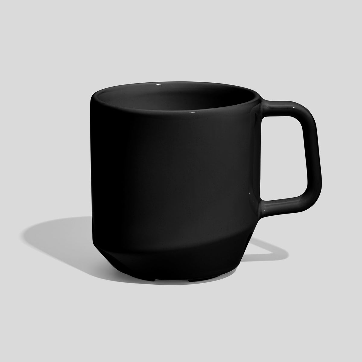 Keramiktasse 400 ml mit abgesetztem Fuß und Eckhenkel – Schwarz