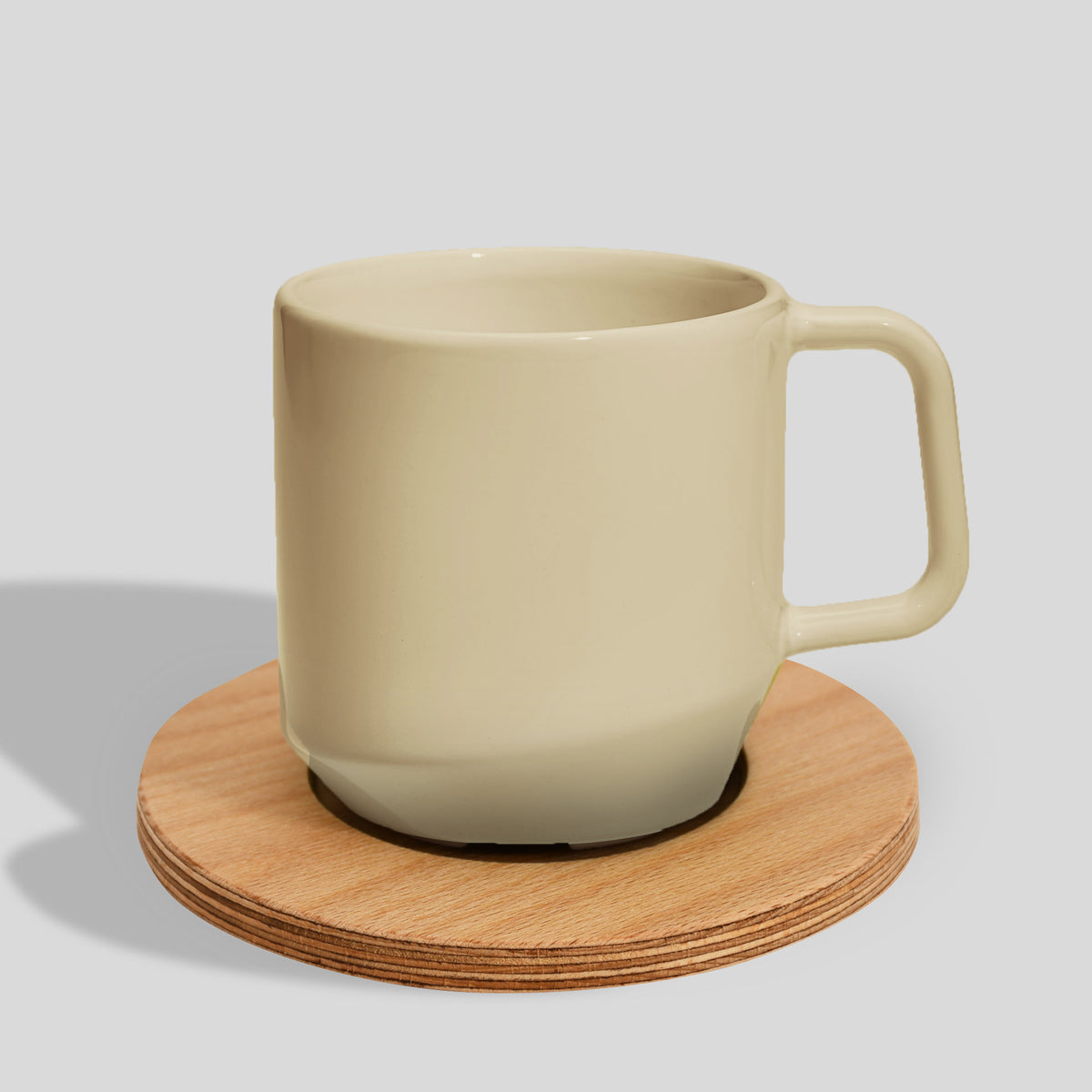 Keramiktasse 400 ml mit Eckhenkel auf Holzuntersetzer