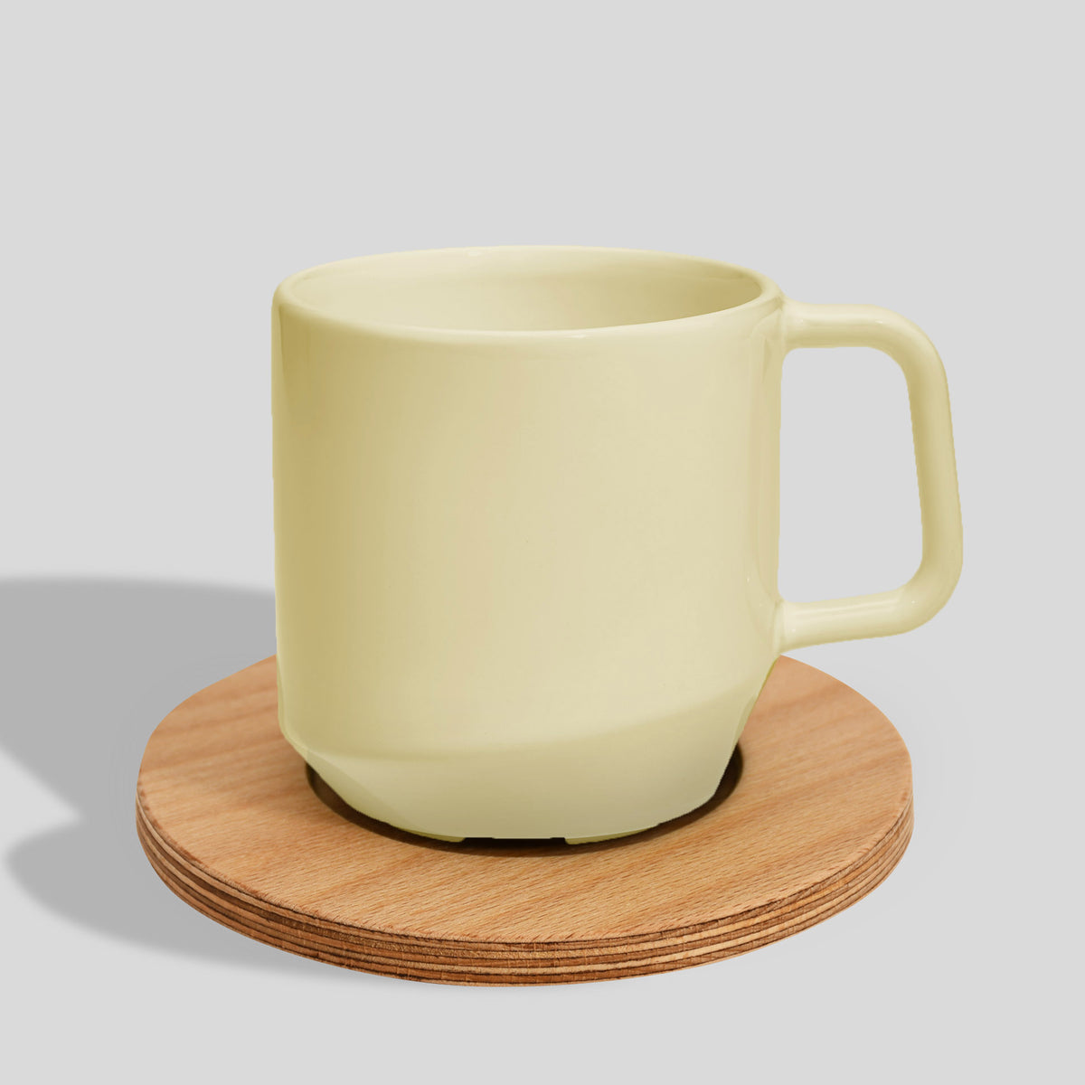 Keramiktasse 400 ml mit Eckhenkel auf Holzuntersetzer – Ecru