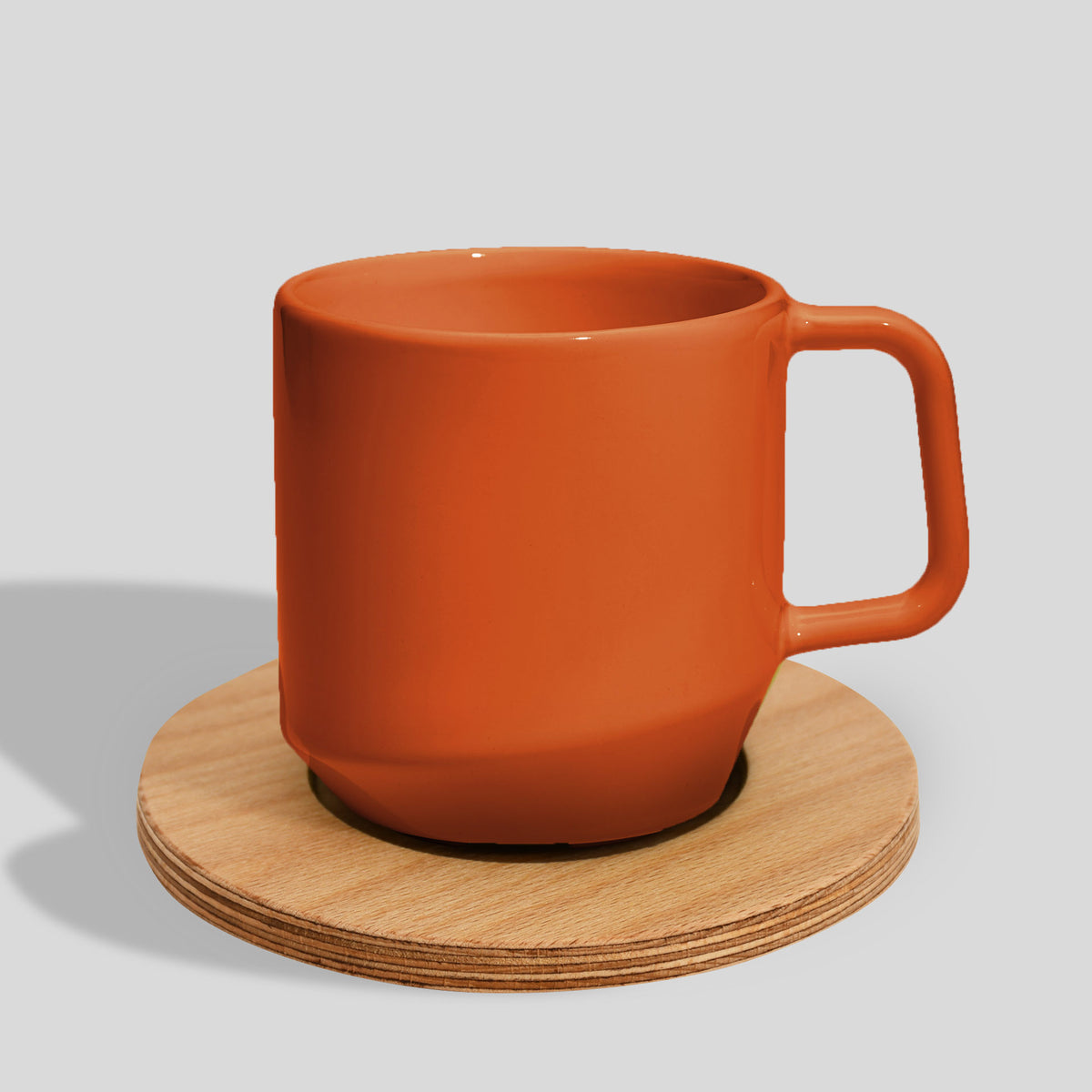 Keramiktasse 400 ml mit Eckhenkel auf Holzuntersetzer – Orange