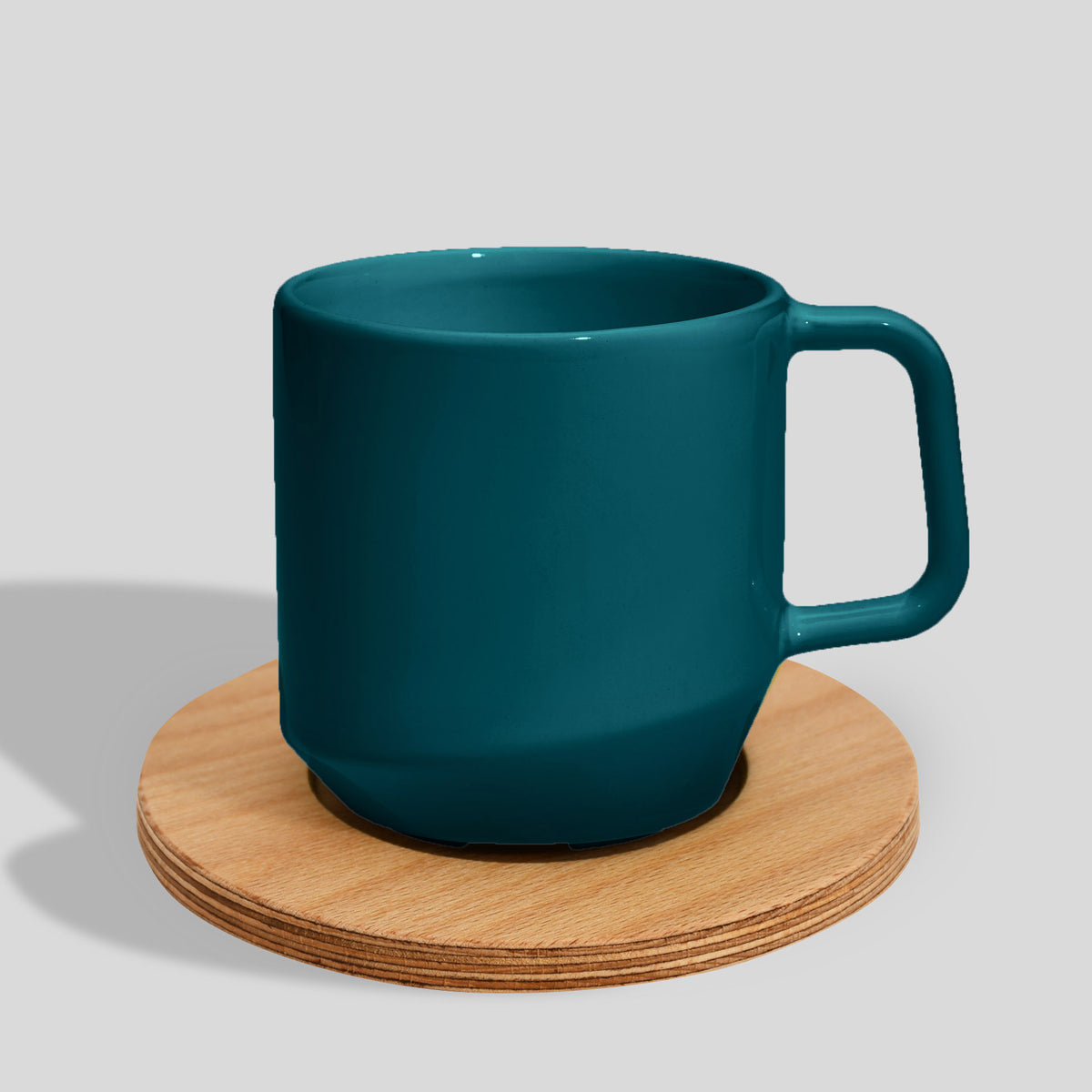 Keramiktasse 400 ml mit Eckhenkel auf Holzuntersetzer – Petrol