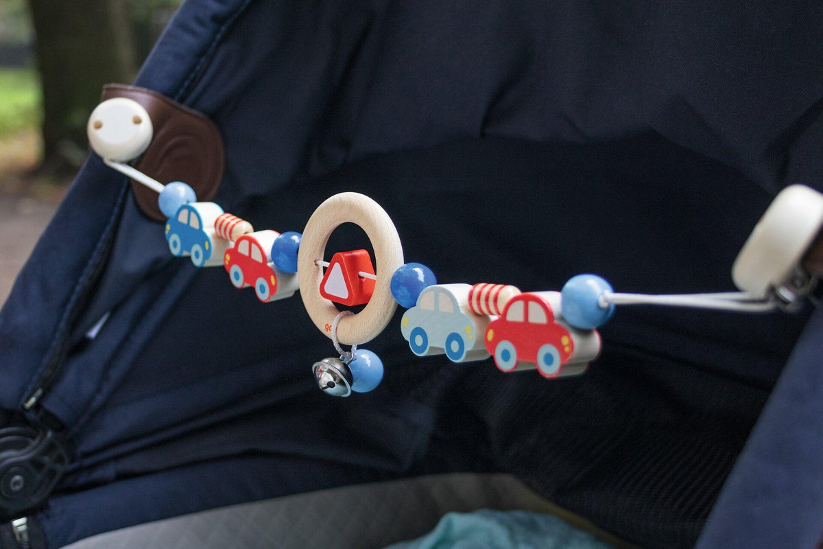 Kinderwagenkette mit vier Autos und Holzring – Detailansicht