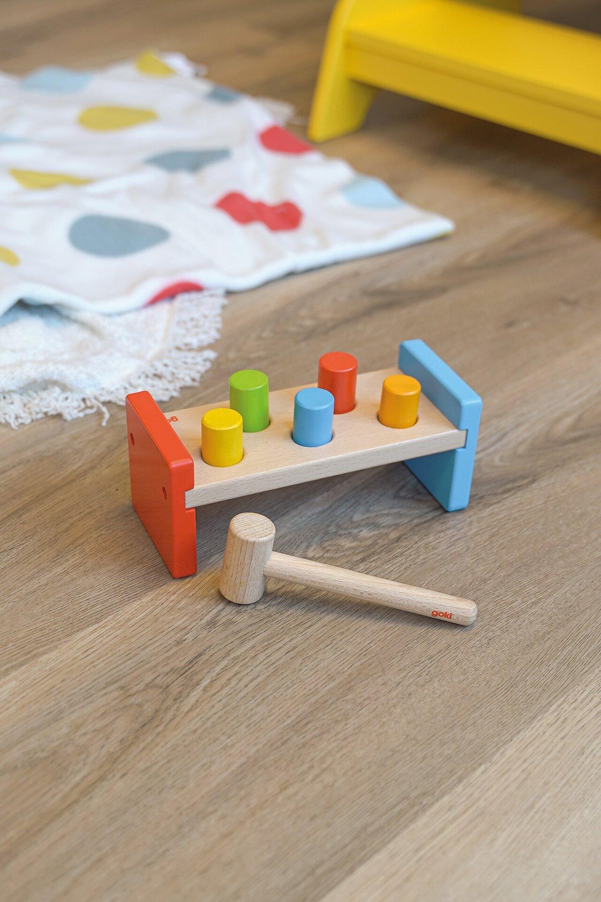 Klopfbank basic mit fünf Stäben und Holzhammer von goki – Gesamtansicht