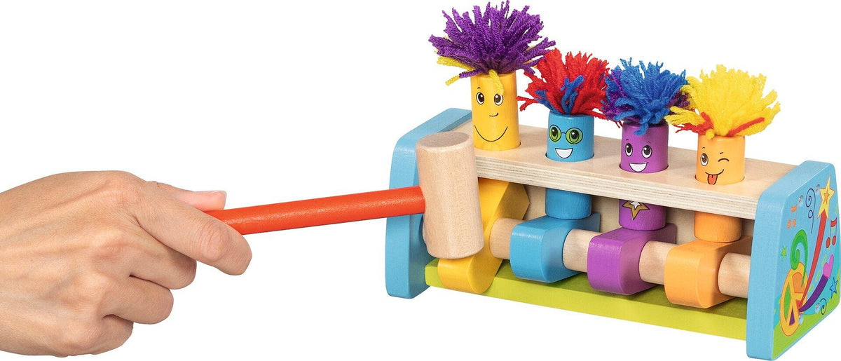 Klopfbank Hippie Hopper mit vier bunten Figuren von goki – Nahaufnahme