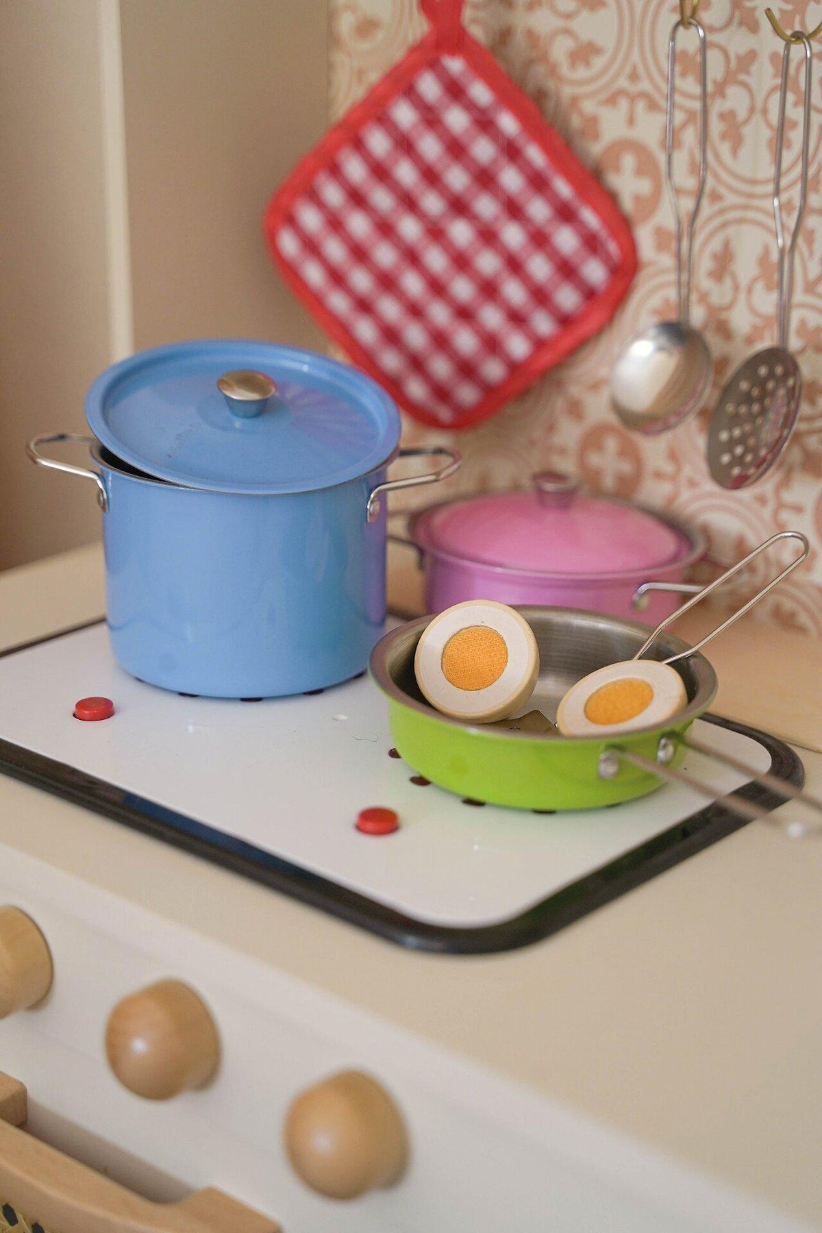 Kochset mit bunten Töpfen und Topflappen – Weitere Ansicht