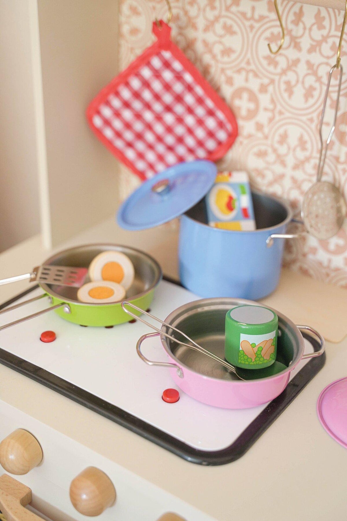 Kochset mit bunten Töpfen und Topflappen – Vierte Ansicht