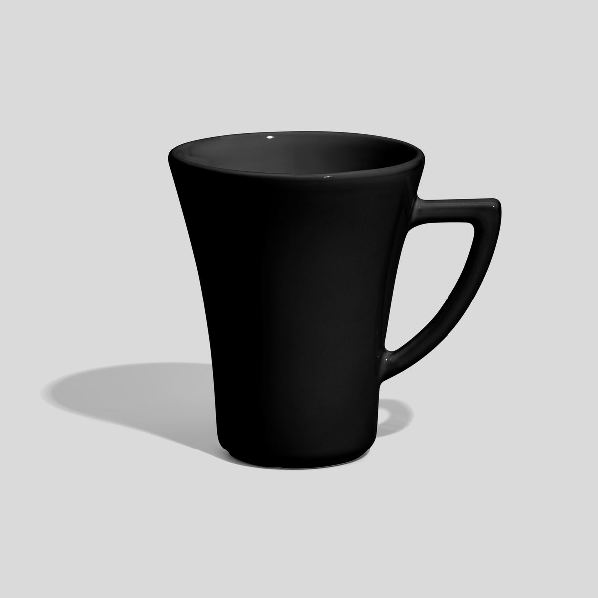 Konische Kaffeetasse 200 ml mit Dreieckshenkel – Schwarz