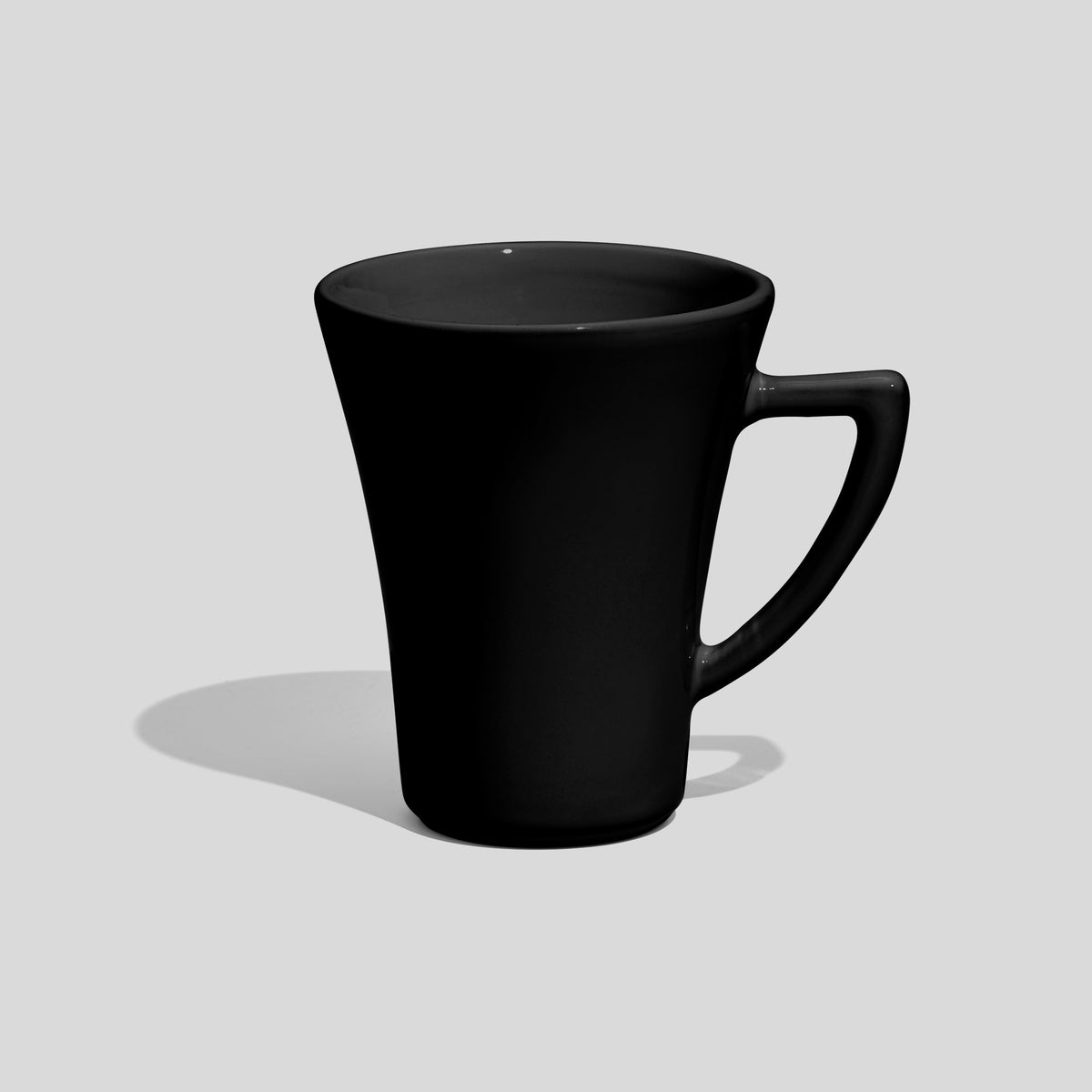 Konische Kaffeetasse 250 ml mit Dreieckshenkel – Schwarz