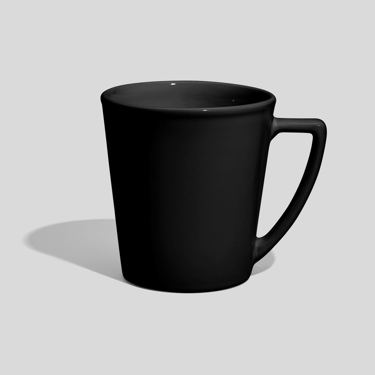 Konische Kaffeetasse 460 ml mit eckigem Henkel – Schwarz