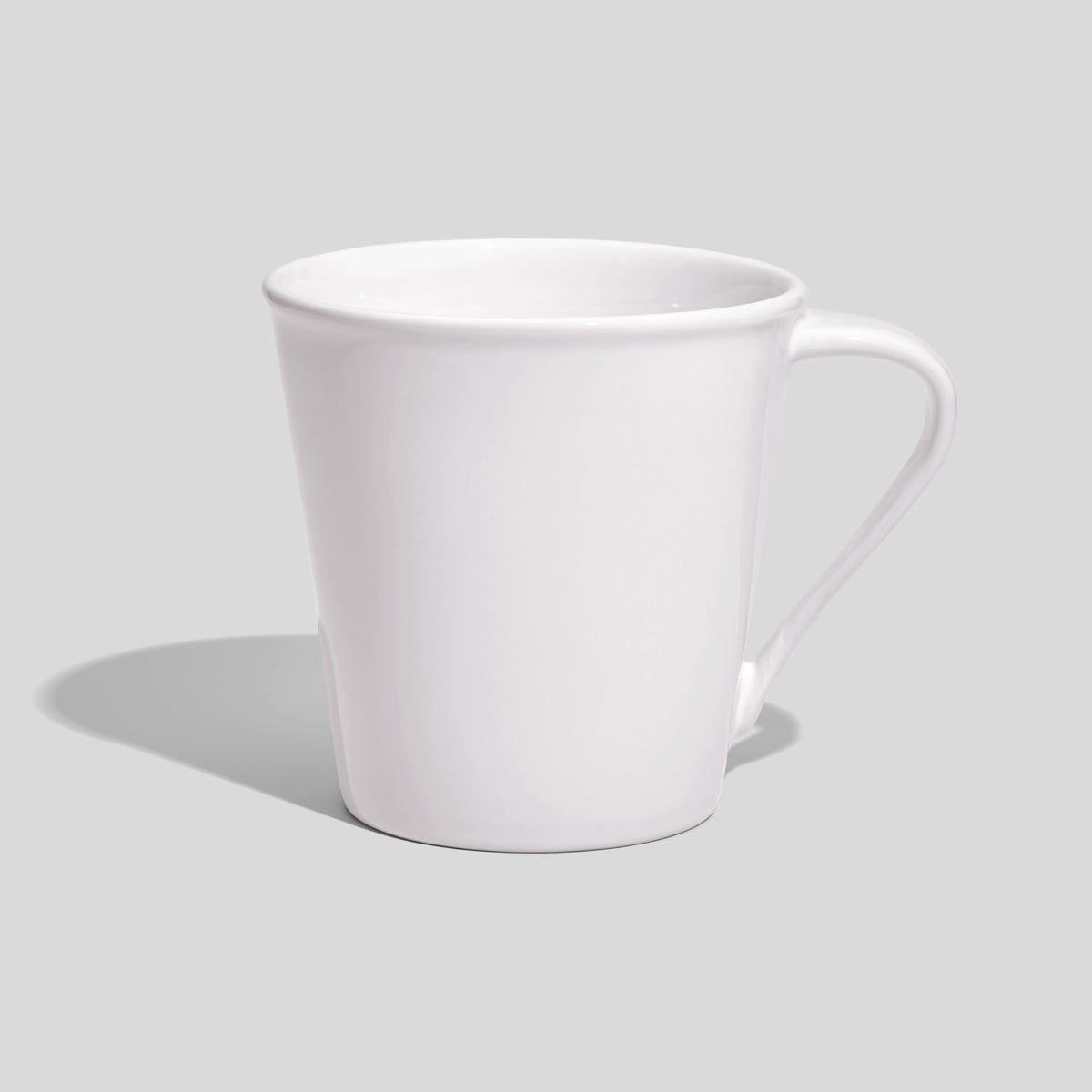 Konische Kaffeetasse 600 ml mit schrägem Henkel – Weiß