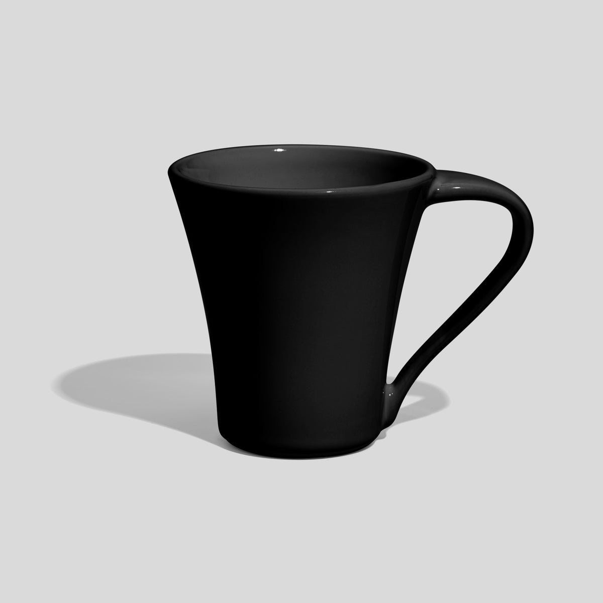 Konische Keramiktasse 200 ml mit geschwungenem Henkel – Schwarz