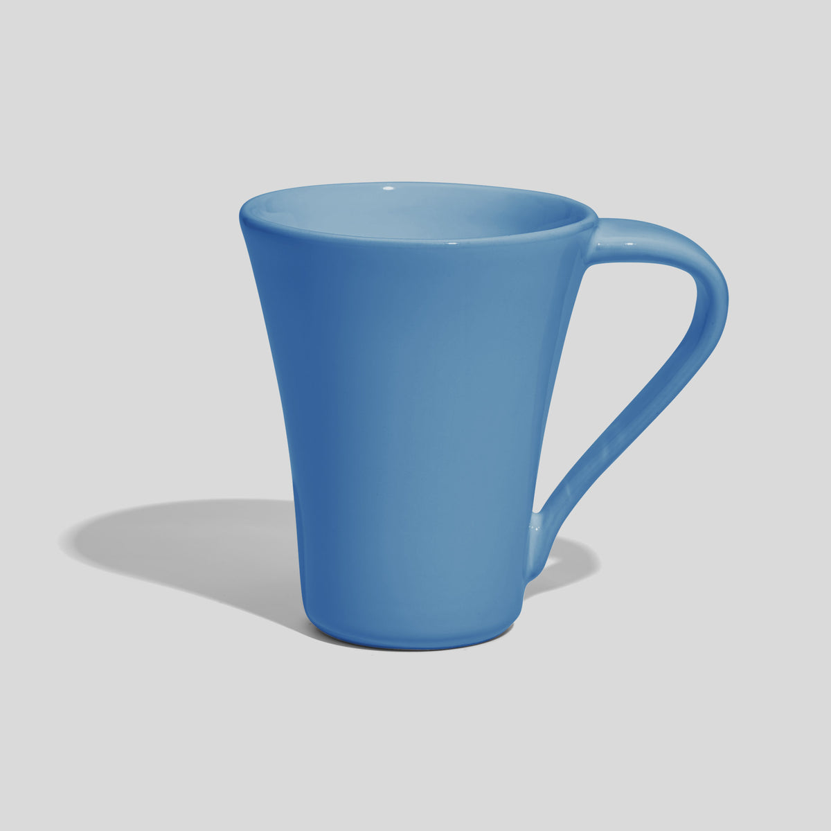 Konische Keramiktasse 250 ml mit schwingendem Henkel – Himmelblau