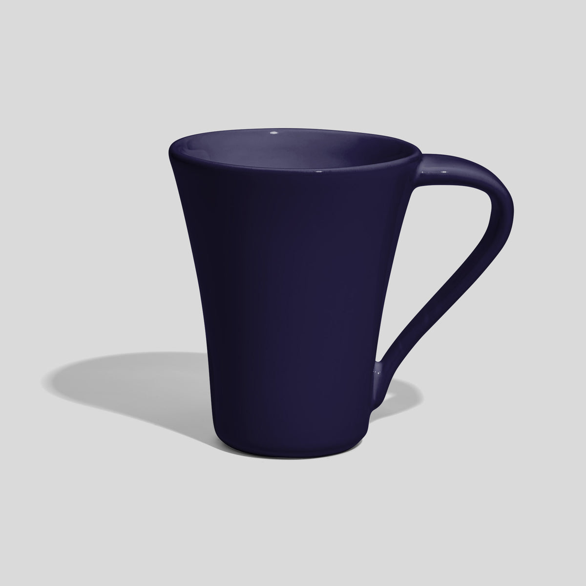 Konische Keramiktasse 250 ml mit schwingendem Henkel – Nachtblau