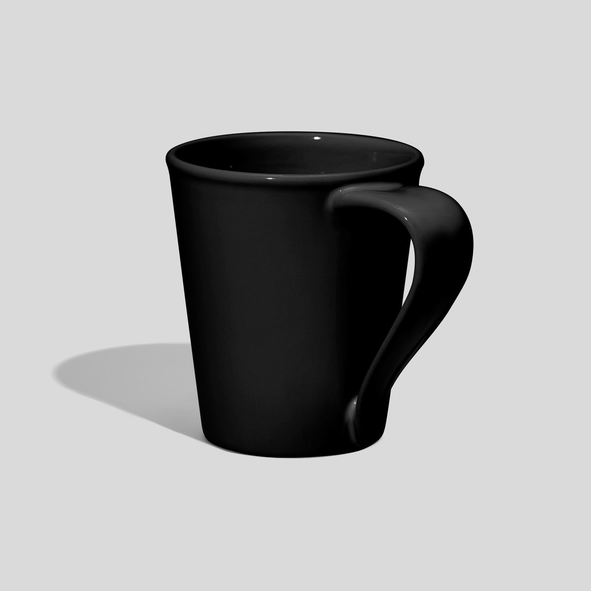 Konische Keramiktasse 280 ml mit geschwungenem Henkel – Schwarz