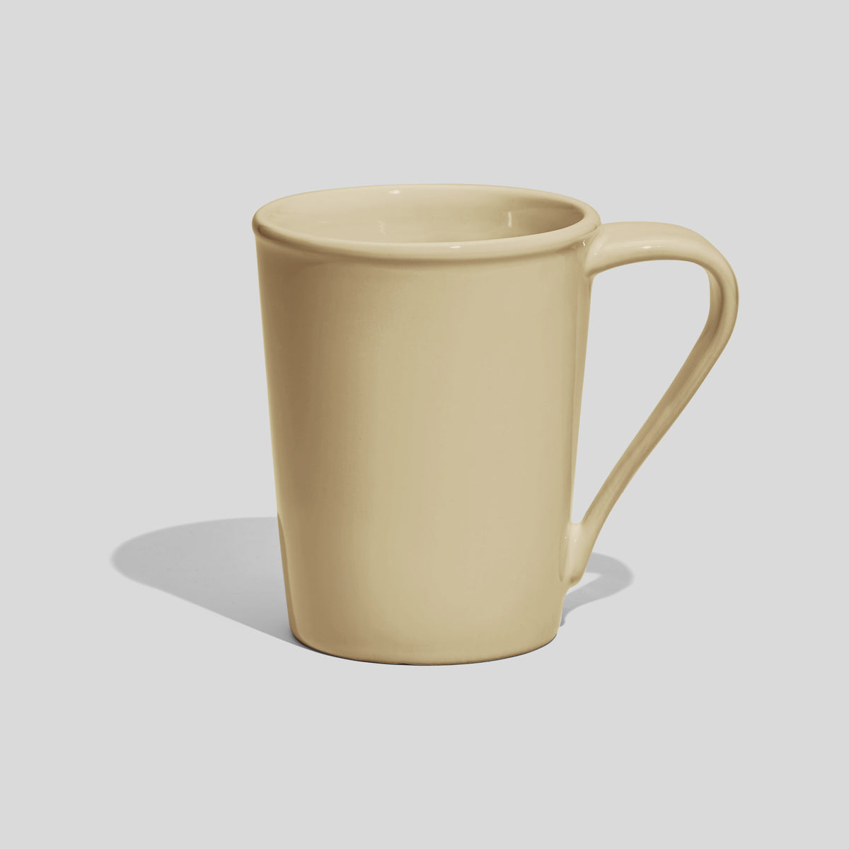 Konische Keramiktasse 350 ml mit lang gezogenem Henkel – Beige