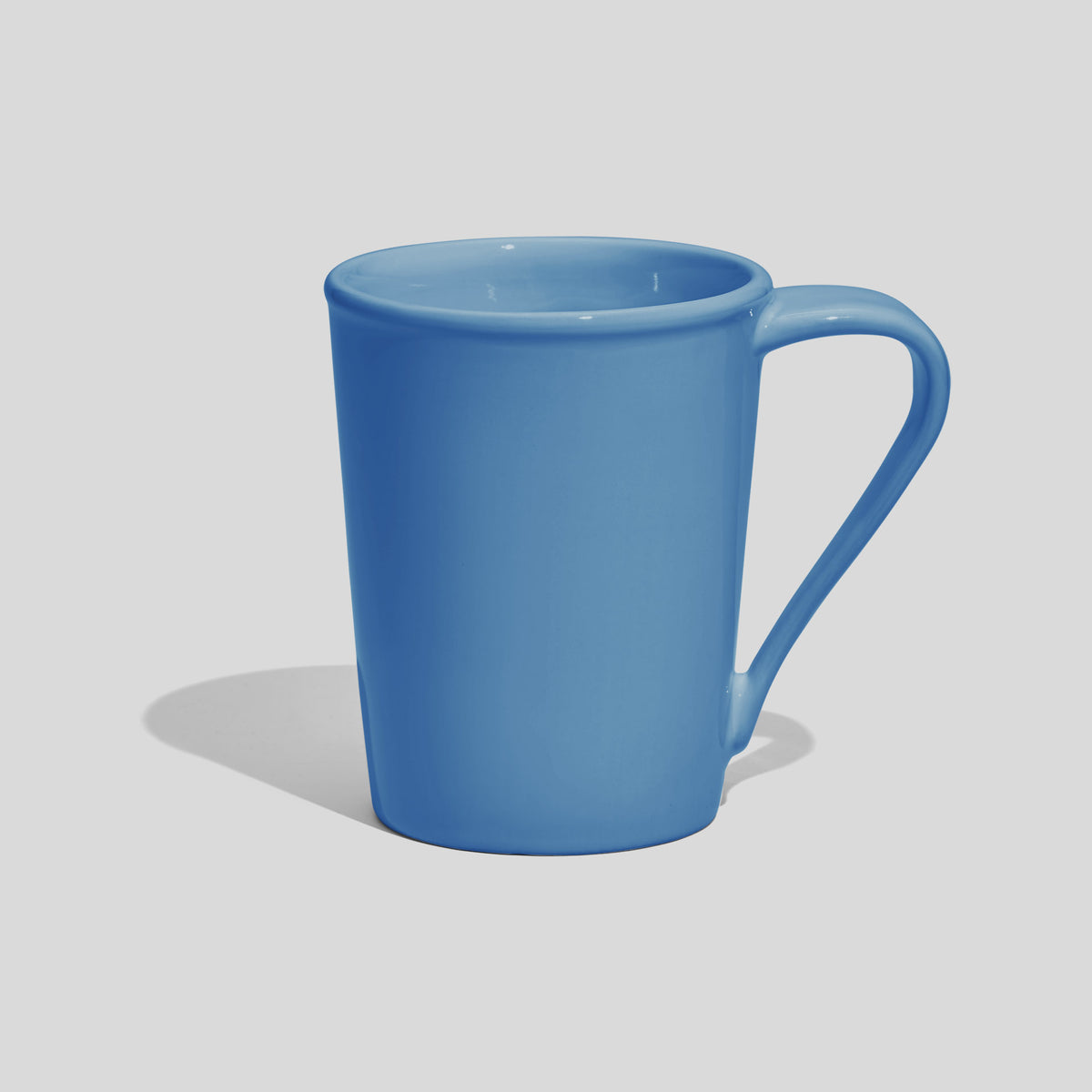 Konische Keramiktasse 350 ml mit lang gezogenem Henkel – Himmelblau