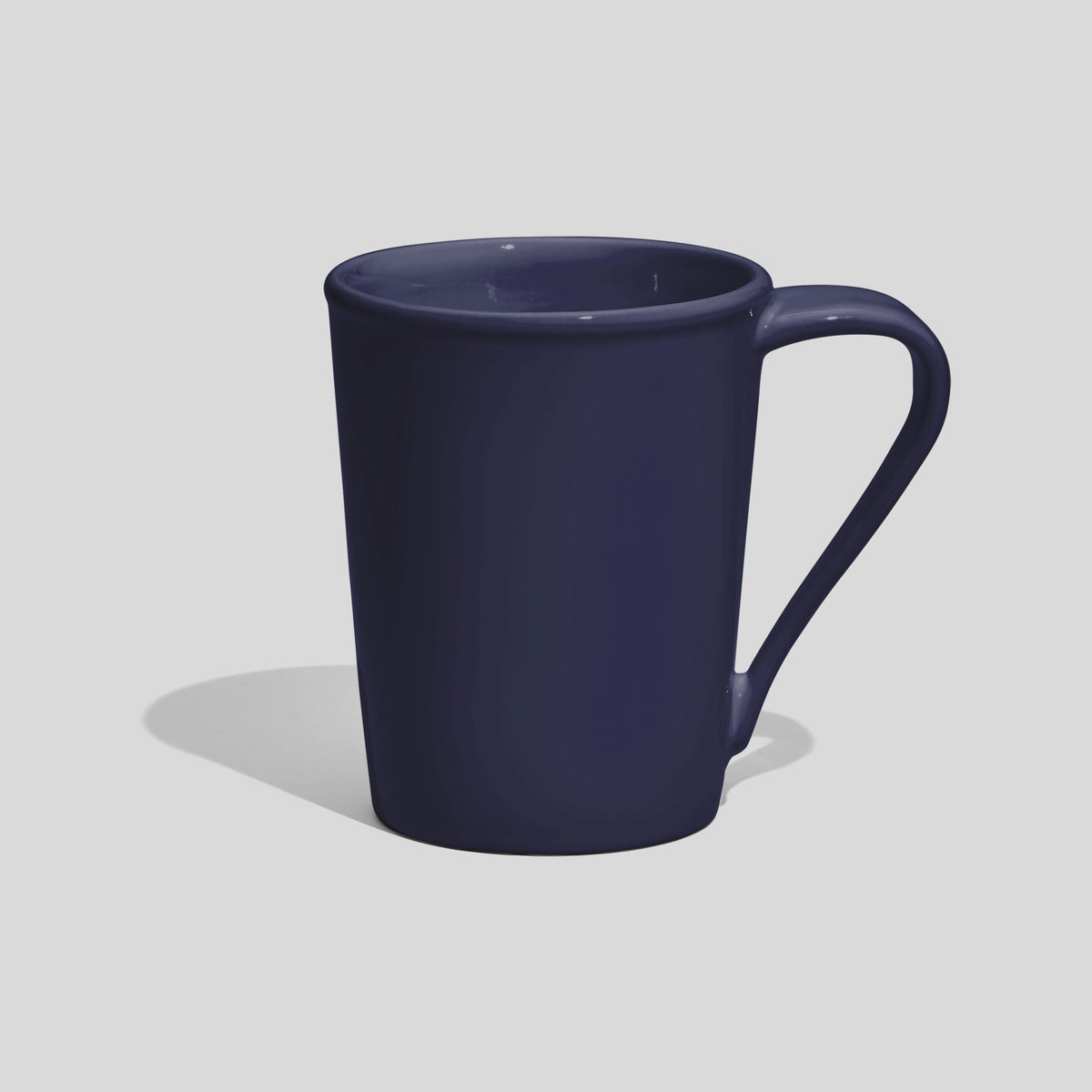 Konische Keramiktasse 350 ml mit lang gezogenem Henkel – Marineblau