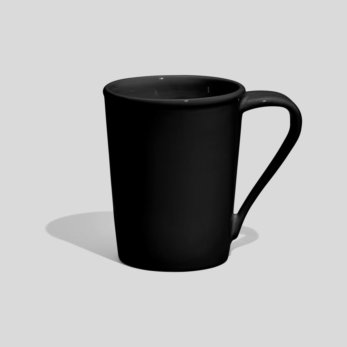 Konische Keramiktasse 350 ml mit lang gezogenem Henkel – Schwarz
