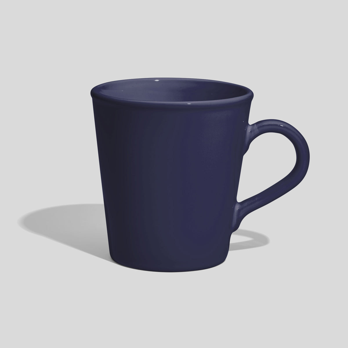 Konische Keramiktasse 460 ml mit Bogenhenkel – Marineblau
