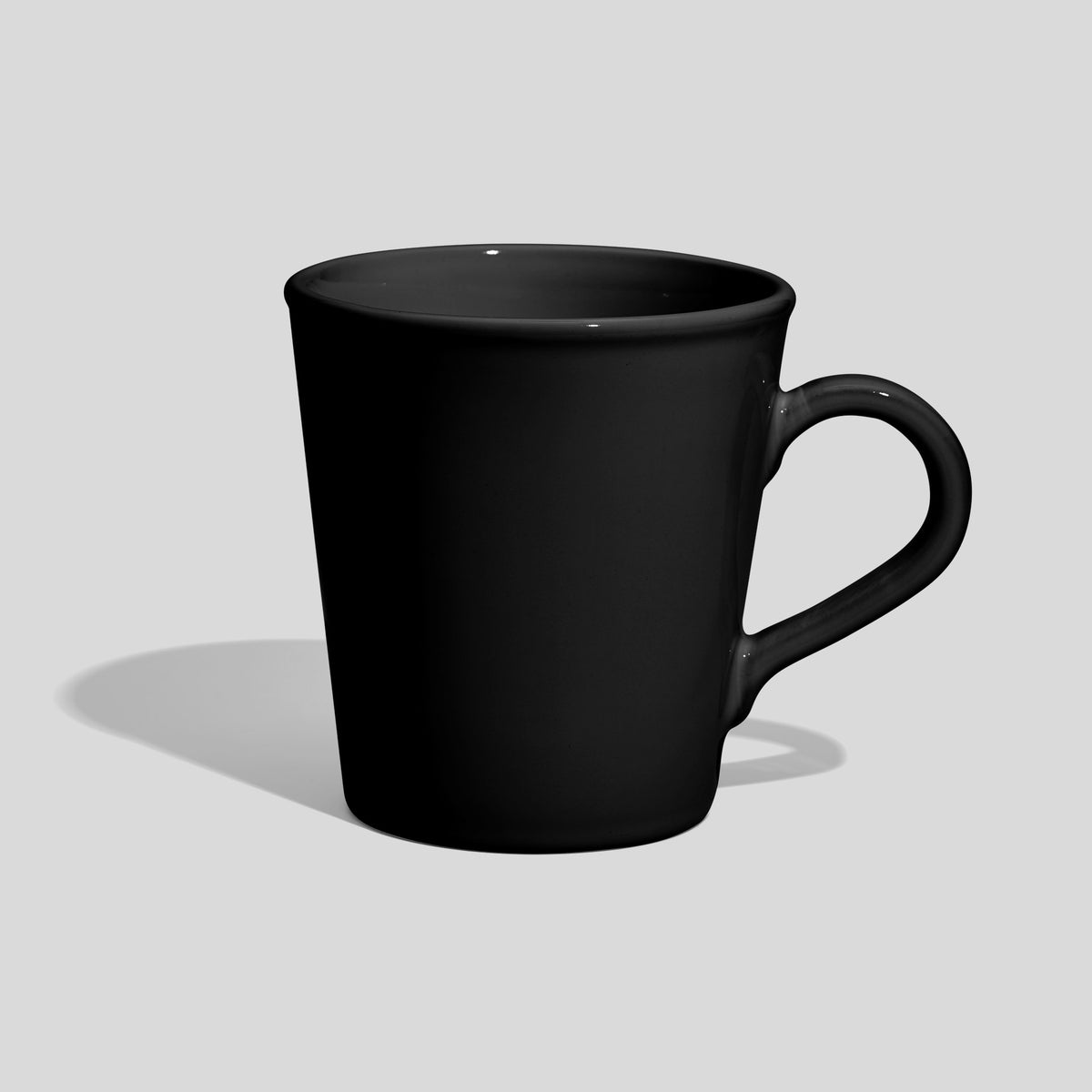 Konische Keramiktasse 460 ml mit Bogenhenkel – Schwarz