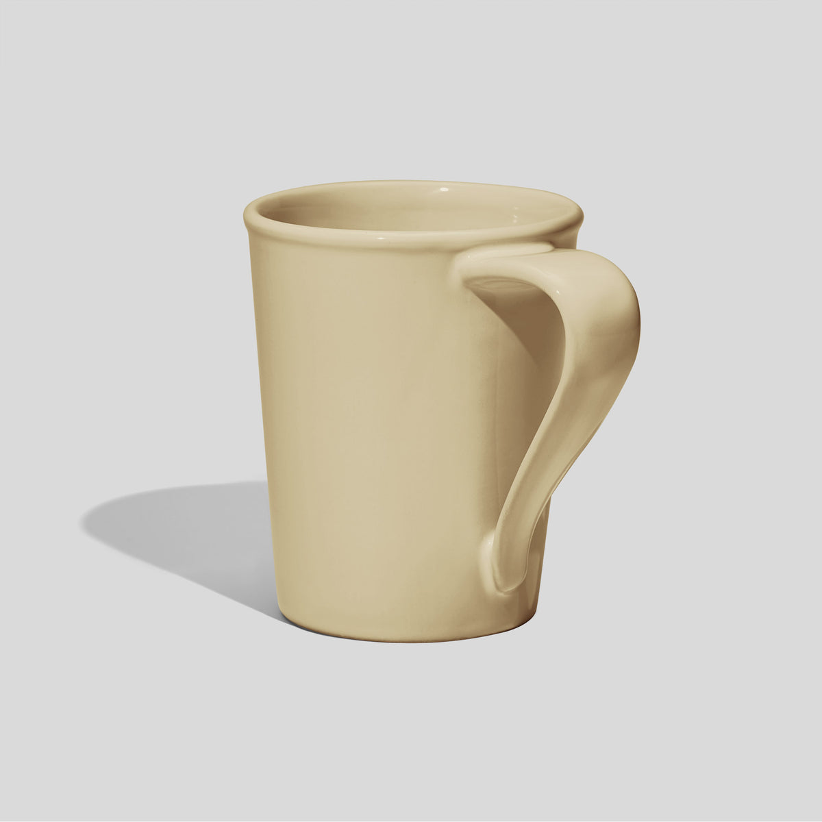 Konische Keramiktasse 460 ml mit gedrehtem Bandhenkel – Beige