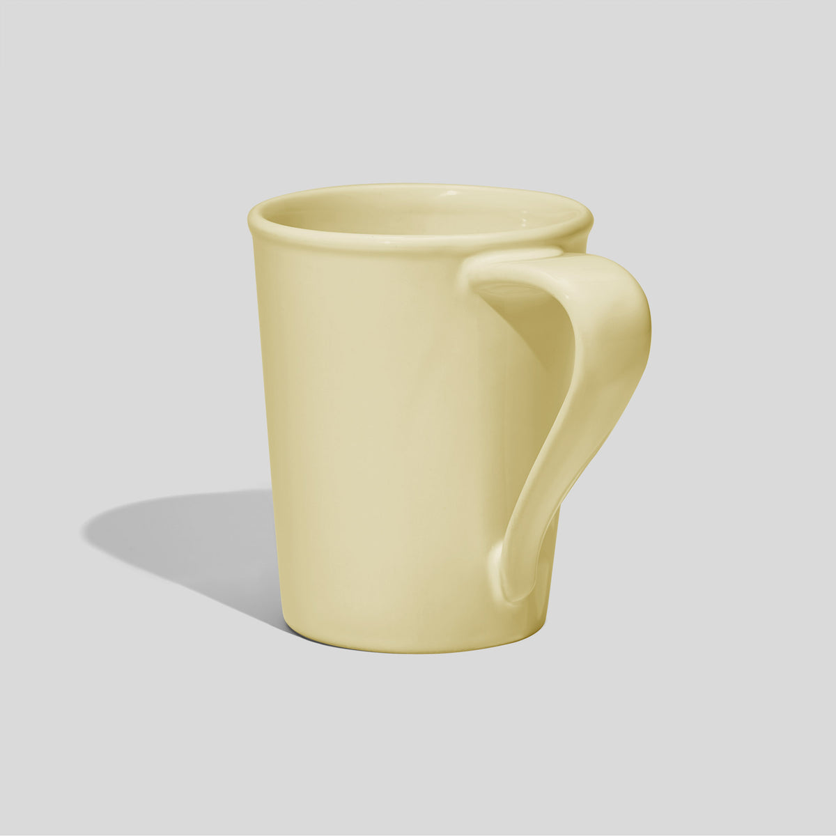 Konische Keramiktasse 460 ml mit gedrehtem Bandhenkel – Ecru