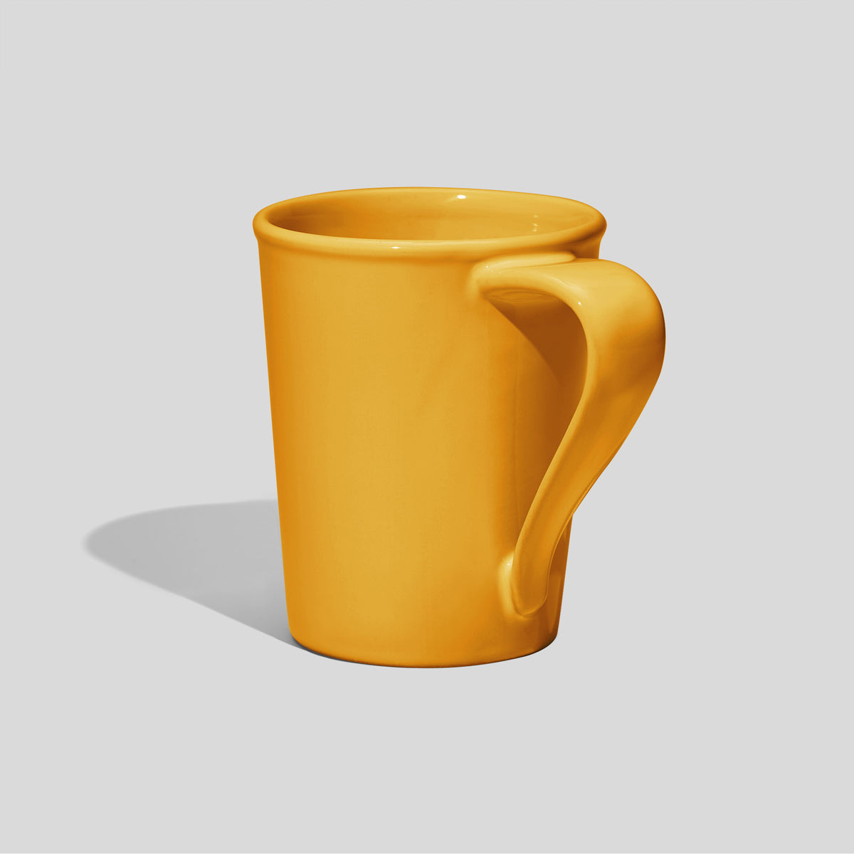 Konische Keramiktasse 460 ml mit gedrehtem Bandhenkel – Gelb