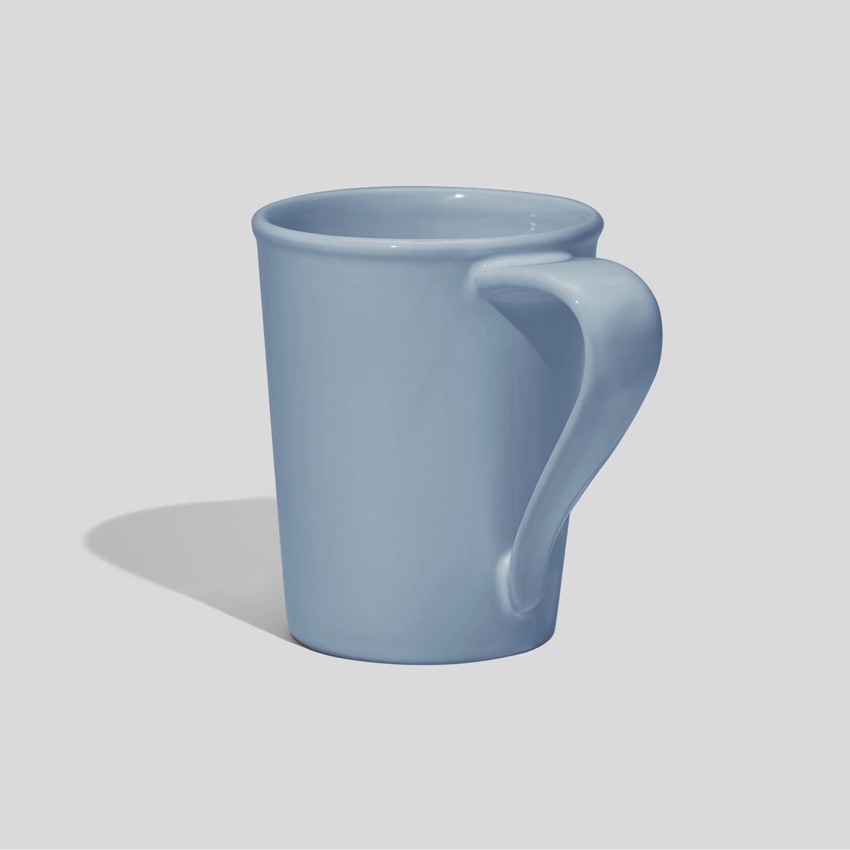 Konische Keramiktasse 460 ml mit gedrehtem Bandhenkel – Hellblau