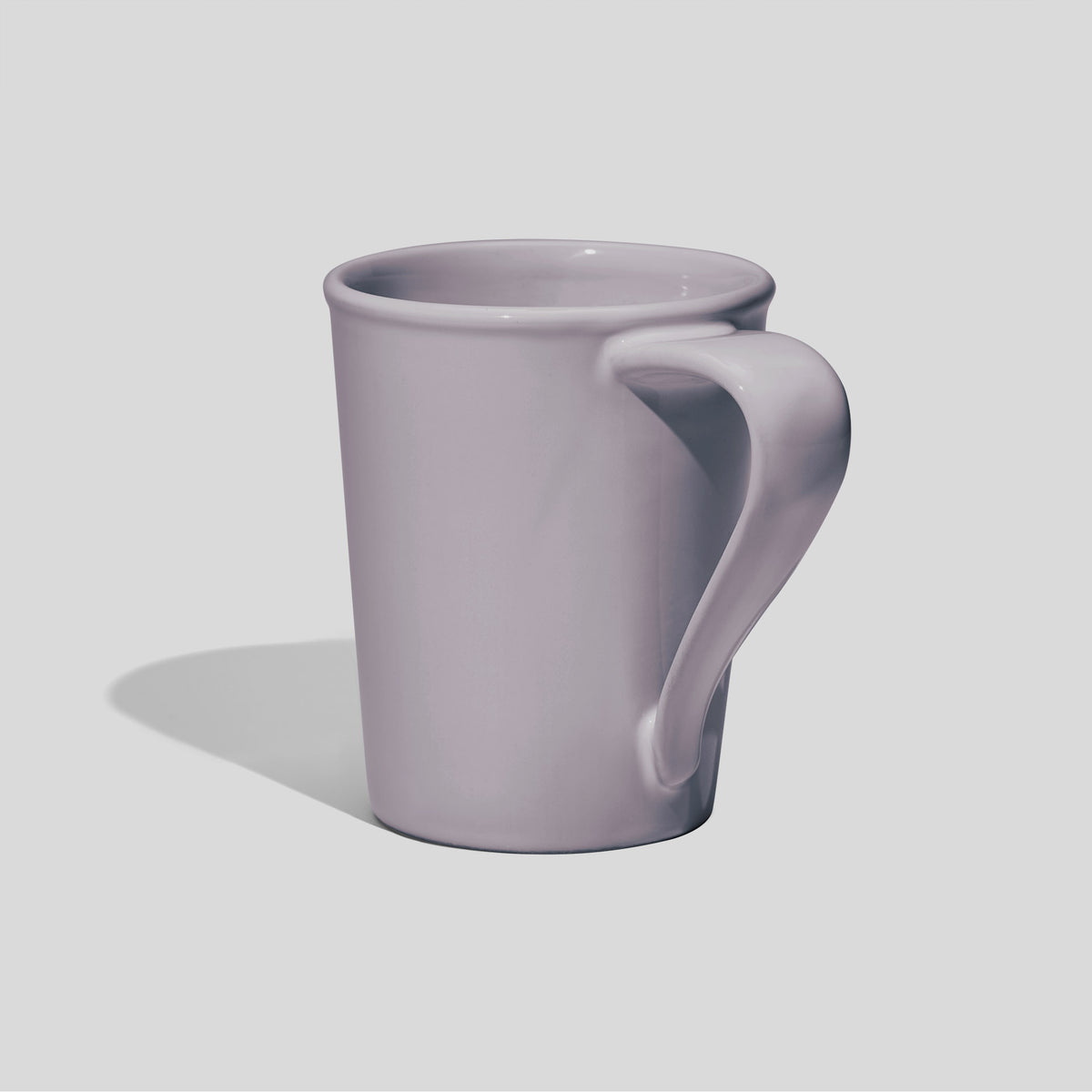 Konische Keramiktasse 460 ml mit gedrehtem Bandhenkel – Hellgrau
