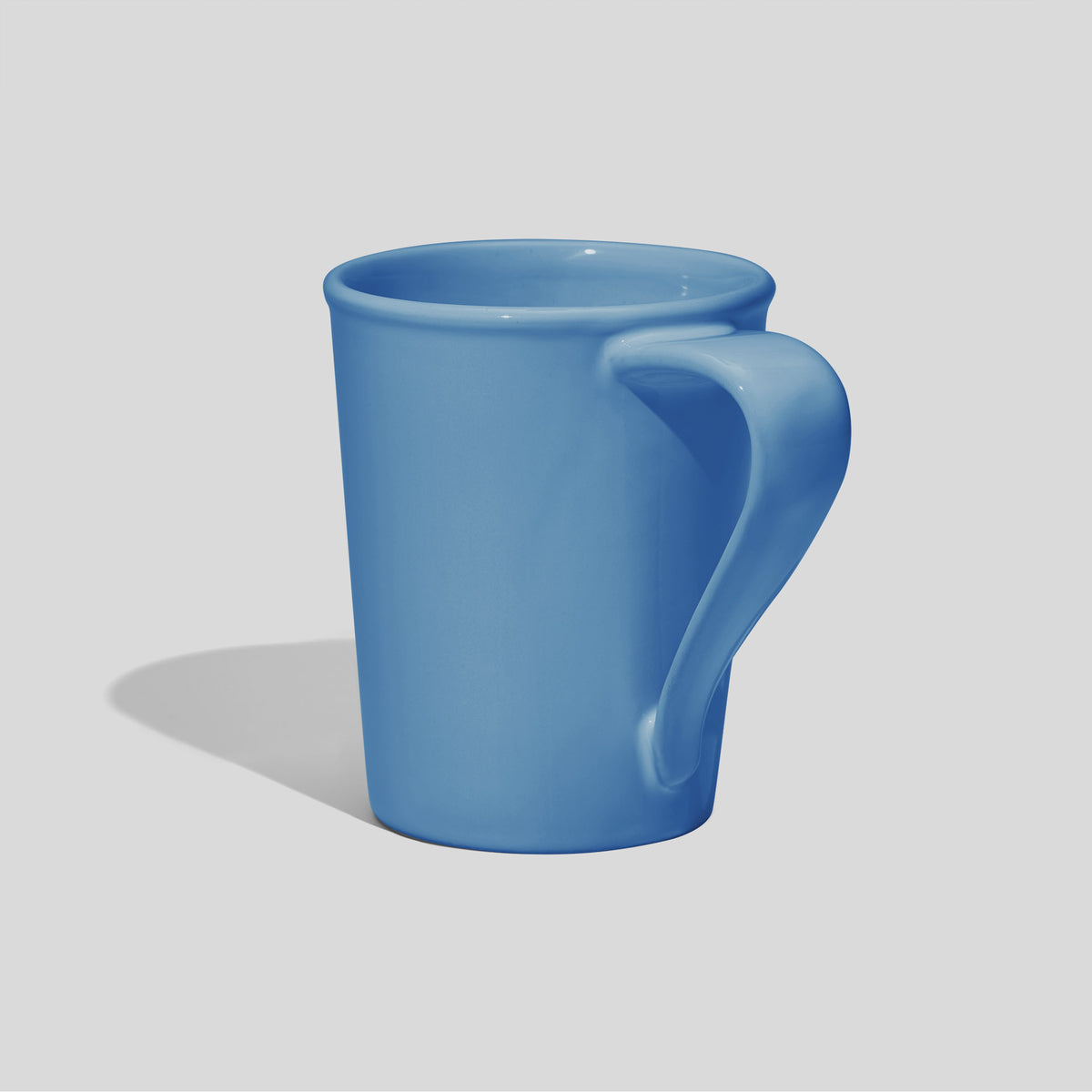 Konische Keramiktasse 460 ml mit gedrehtem Bandhenkel – Himmelblau
