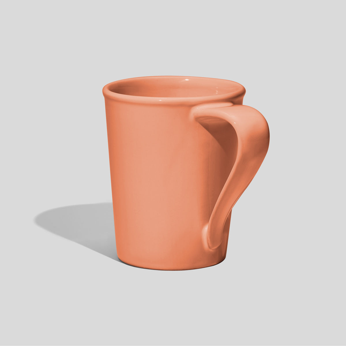 Konische Keramiktasse 460 ml mit gedrehtem Bandhenkel – Lachs