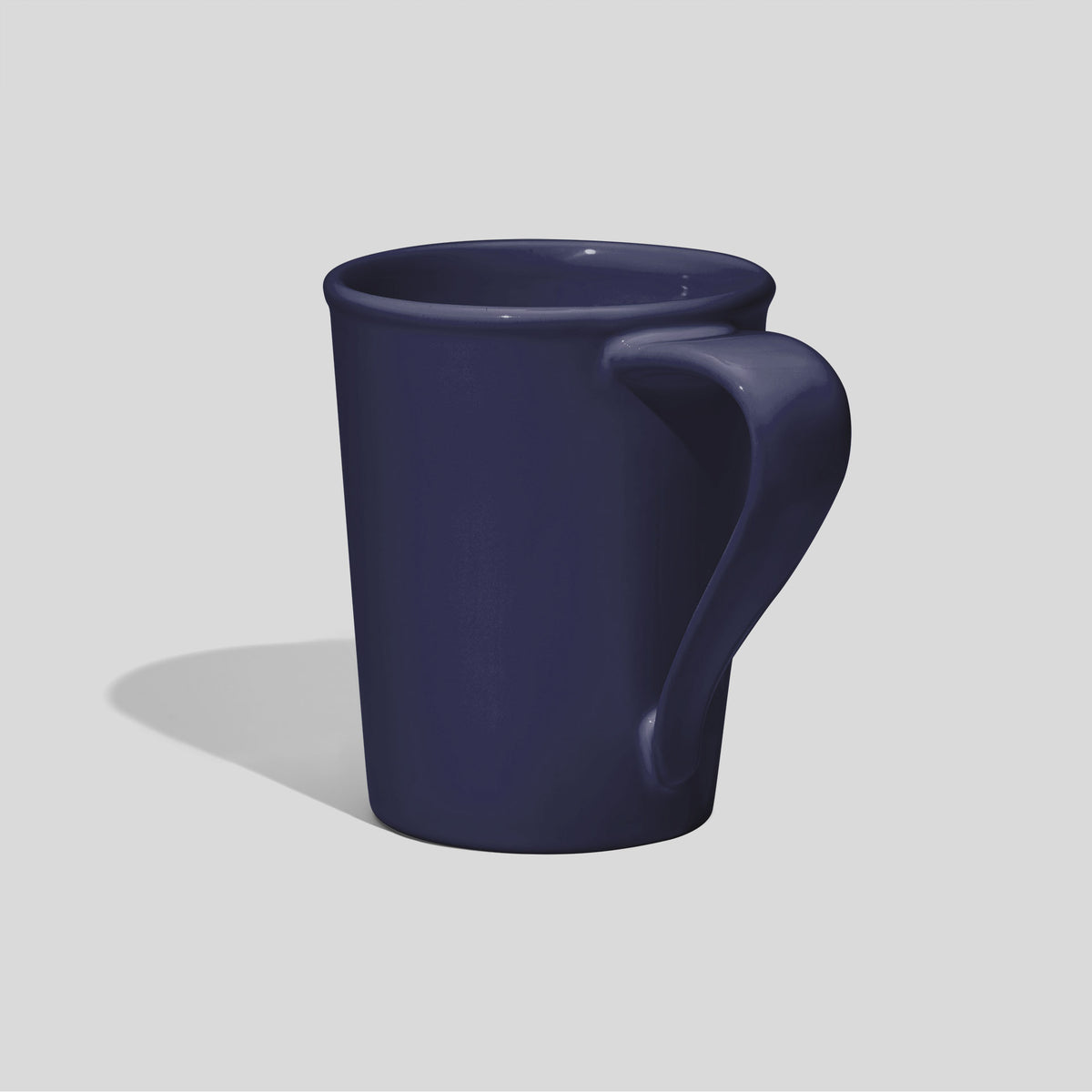 Konische Keramiktasse 460 ml mit gedrehtem Bandhenkel – Marineblau