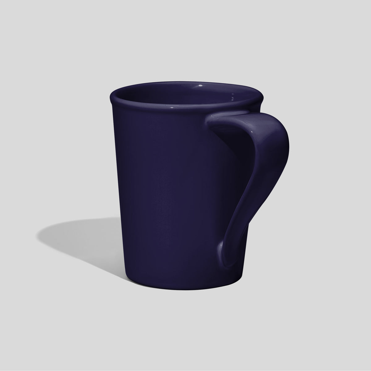 Konische Keramiktasse 460 ml mit gedrehtem Bandhenkel – Nachtblau