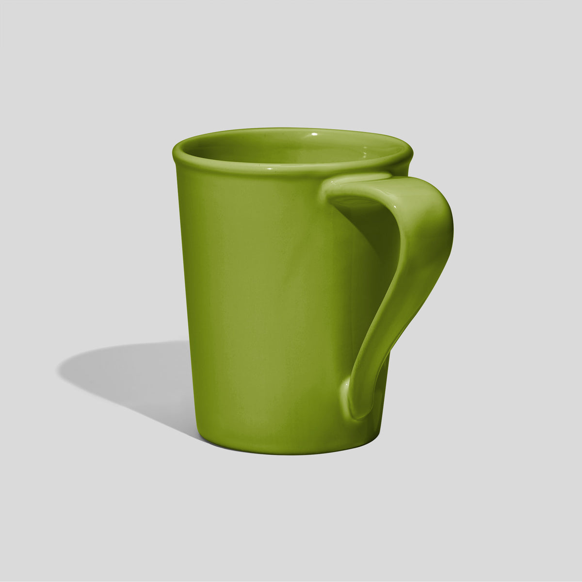 Konische Keramiktasse 460 ml mit gedrehtem Bandhenkel – Olivgrün