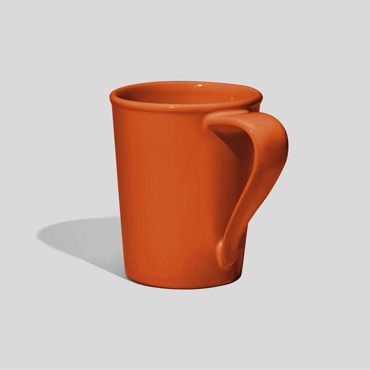 Konische Keramiktasse 460 ml mit gedrehtem Bandhenkel – Orange