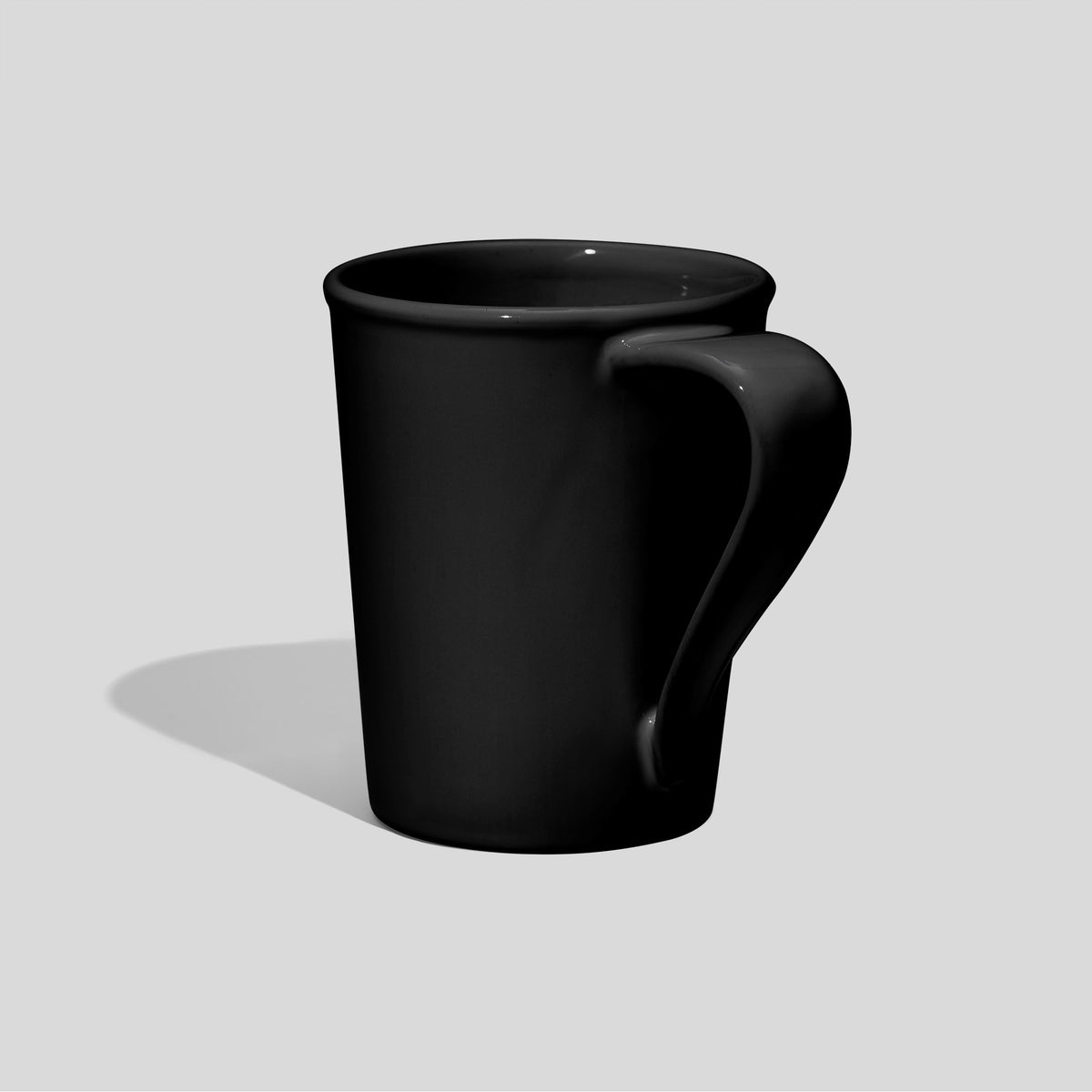 Konische Keramiktasse 460 ml mit gedrehtem Bandhenkel – Schwarz