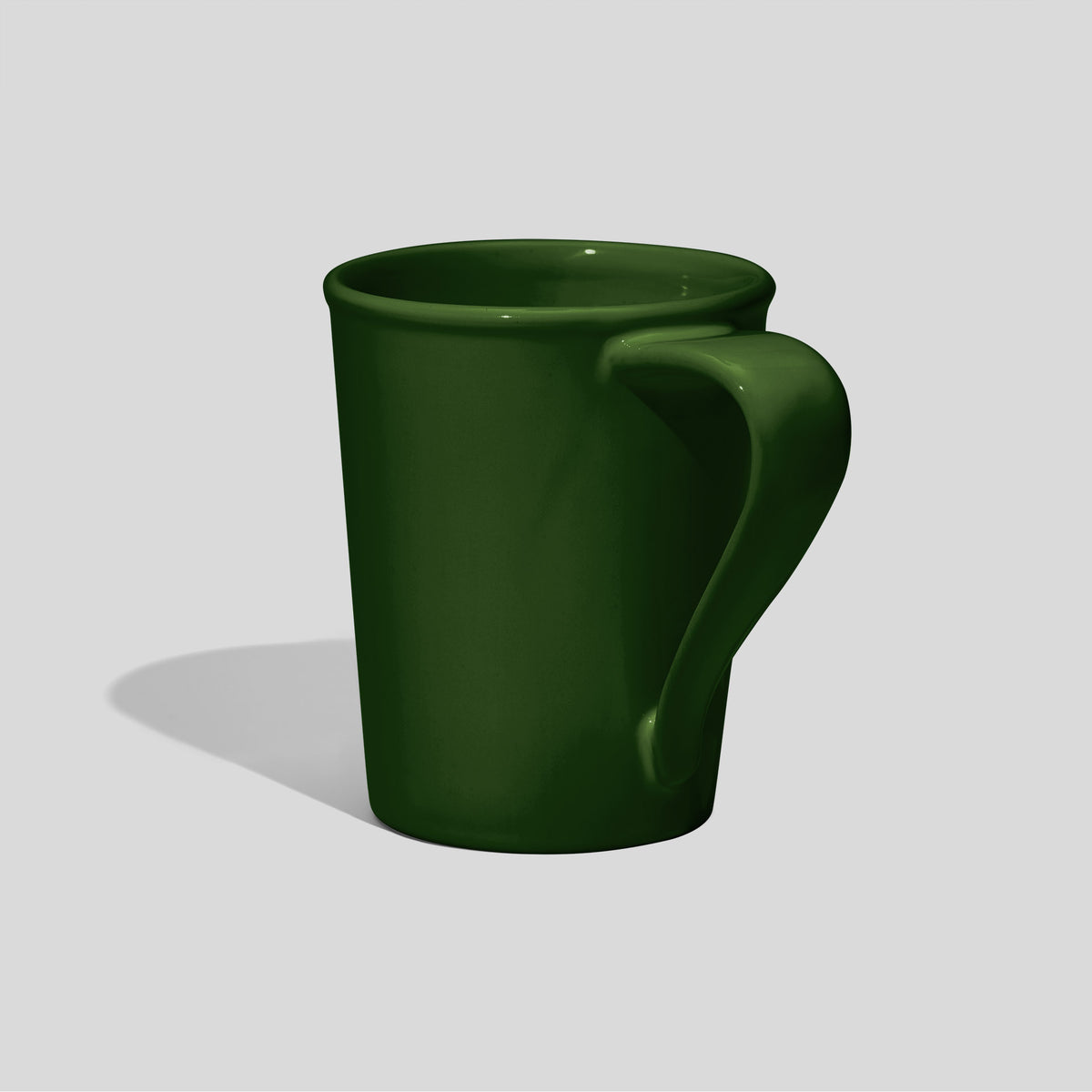 Konische Keramiktasse 460 ml mit gedrehtem Bandhenkel – Tannengrün