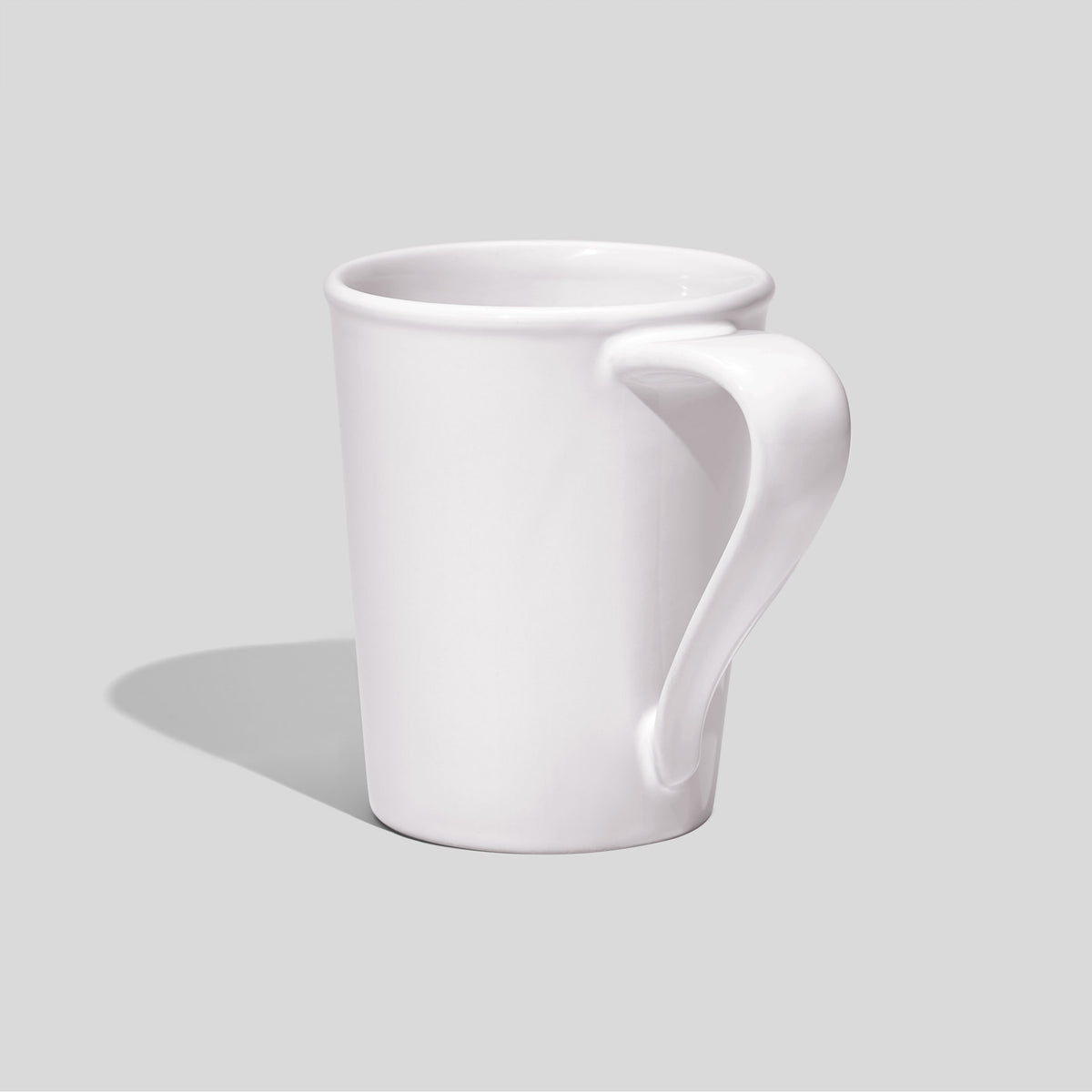 Konische Keramiktasse 460 ml mit gedrehtem Bandhenkel – Weiß
