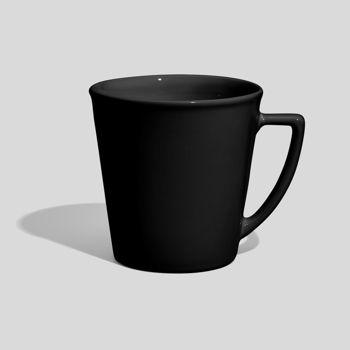 Konische Werbetasse 600 ml mit eckigem Henkel – Schwarz