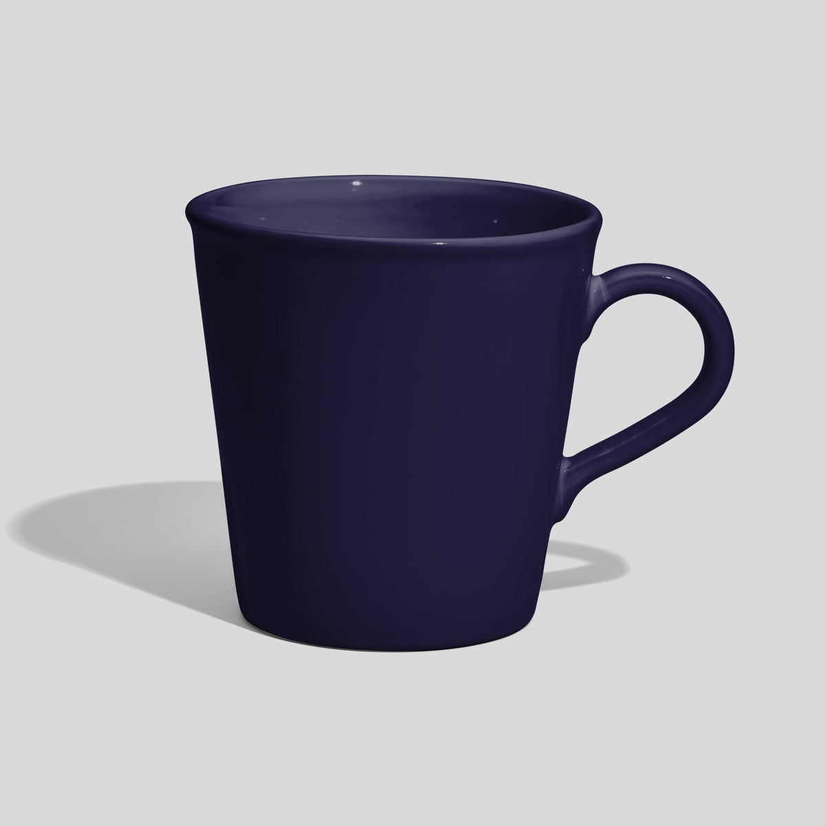 Konischer Kaffeebecher 600 ml mit kleinem Bogenhenkel – Nachtblau