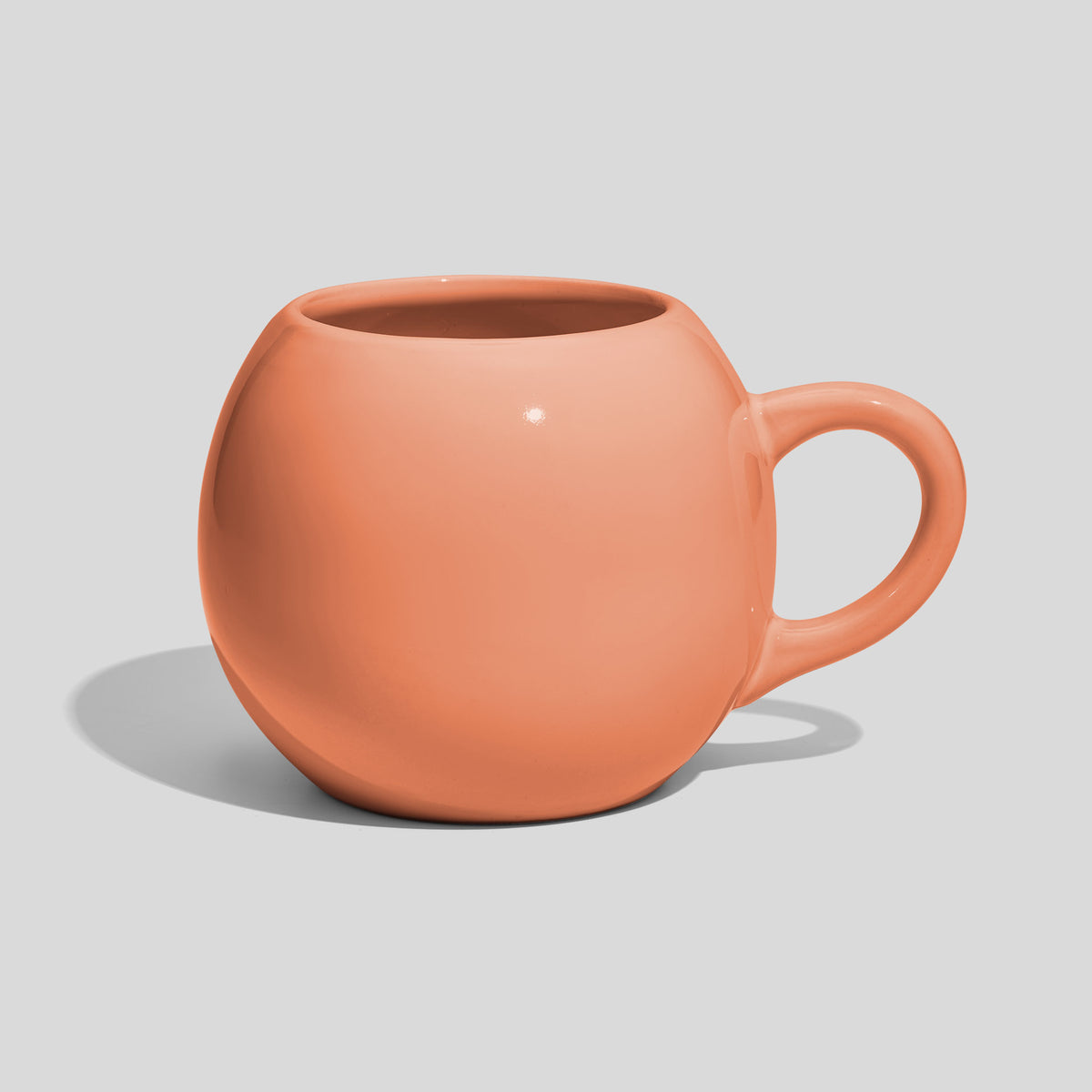 Kugelförmige Keramiktasse 420 ml mit Schlaufenhenkel – Lachs