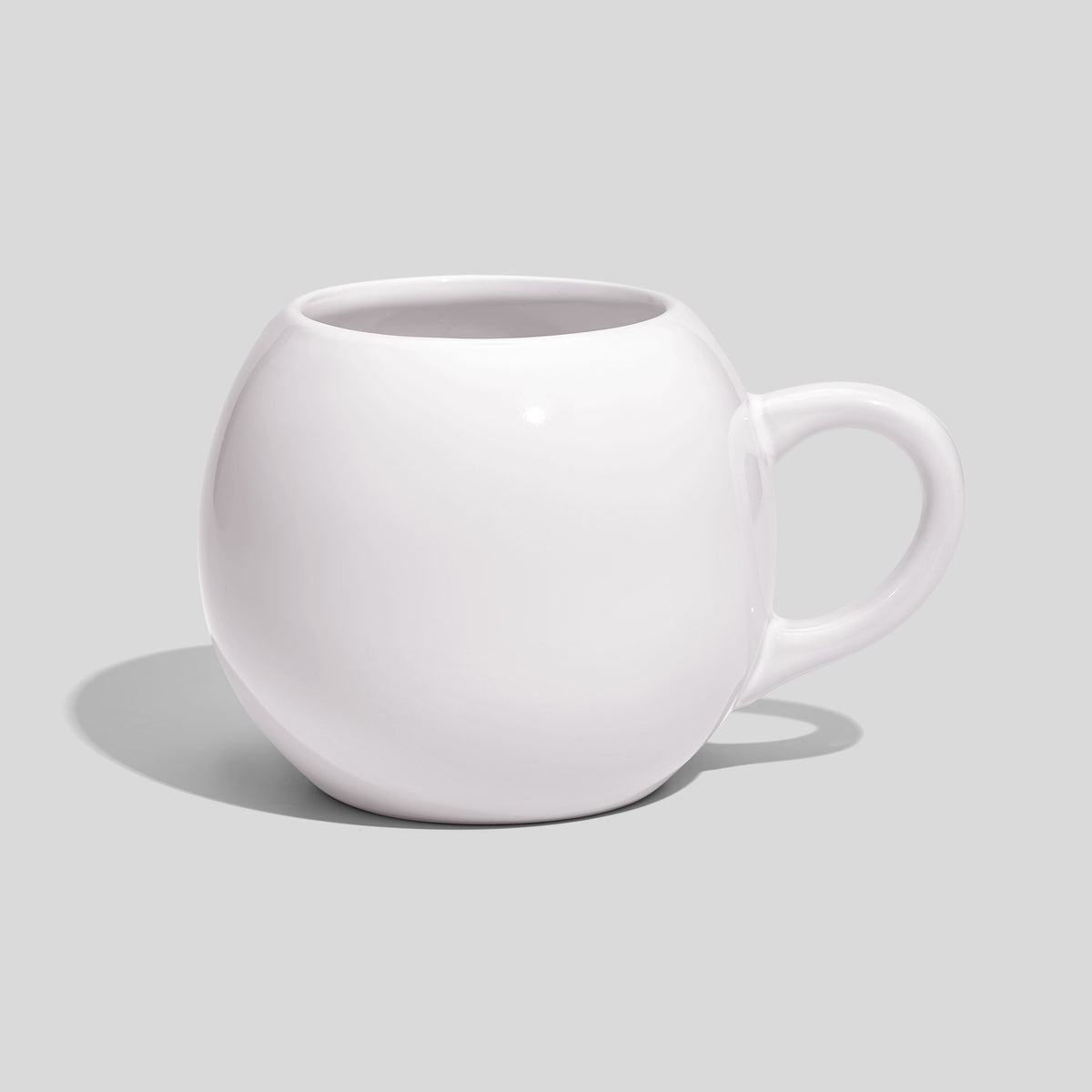 Kugelförmige Keramiktasse 420 ml mit Schlaufenhenkel – Weiß