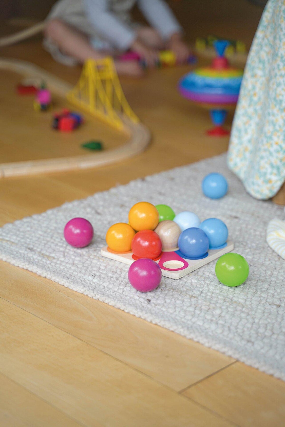 Kugelpyramide Stapelspiel mit bunten Holzkugeln