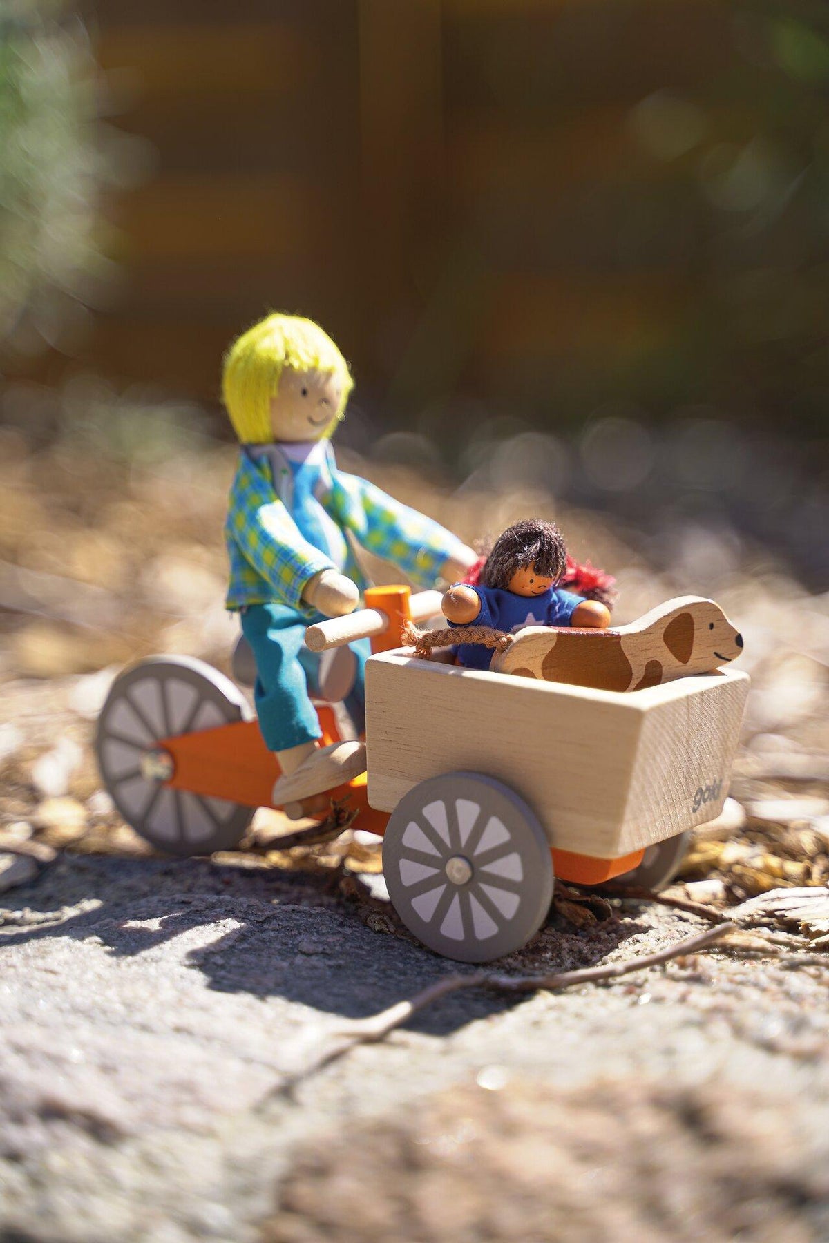 Lastenfahrrad aus Holz mit zwei Biegepuppen und Hund