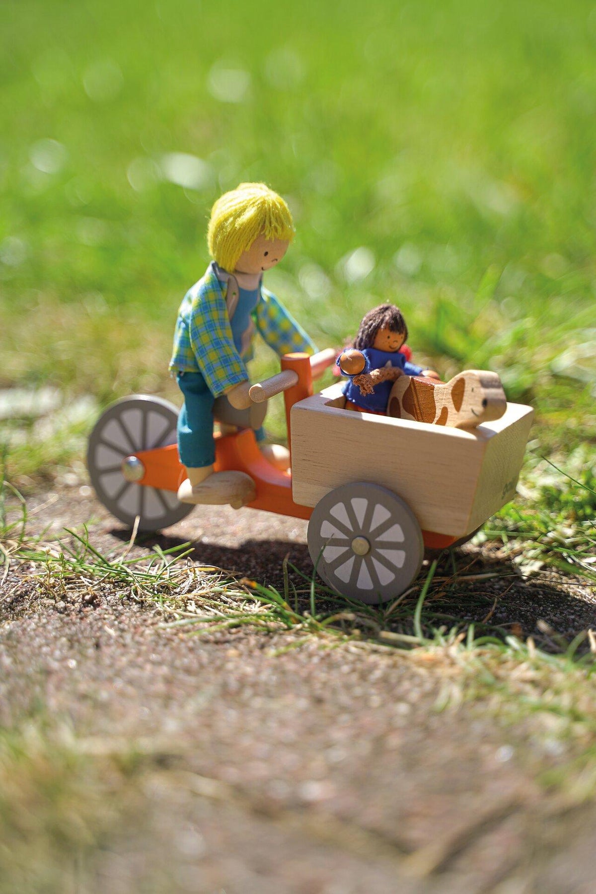 Lastenfahrrad aus Holz mit zwei Biegepuppen und Hund – weitere Ansicht