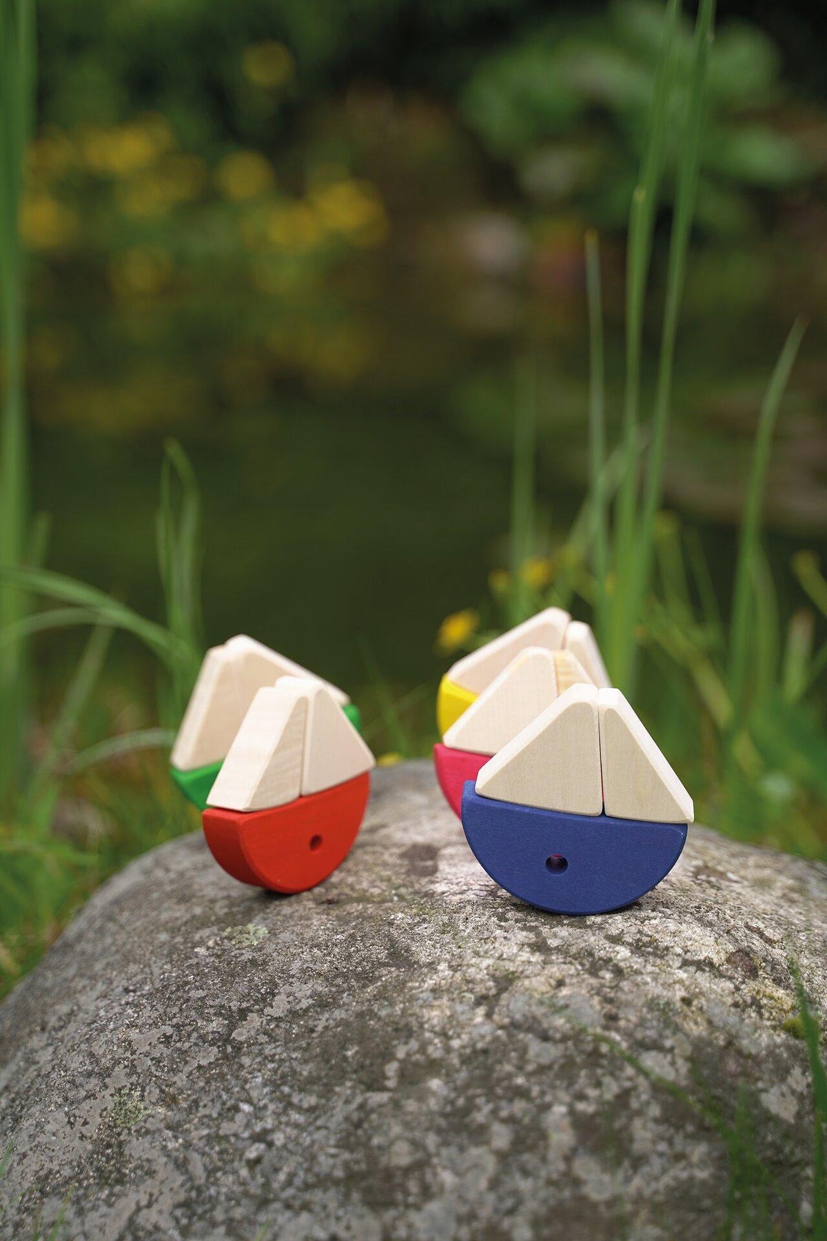 Legespiel Bausteinkasten mit 6 bunten Fischen aus Holz – Detail