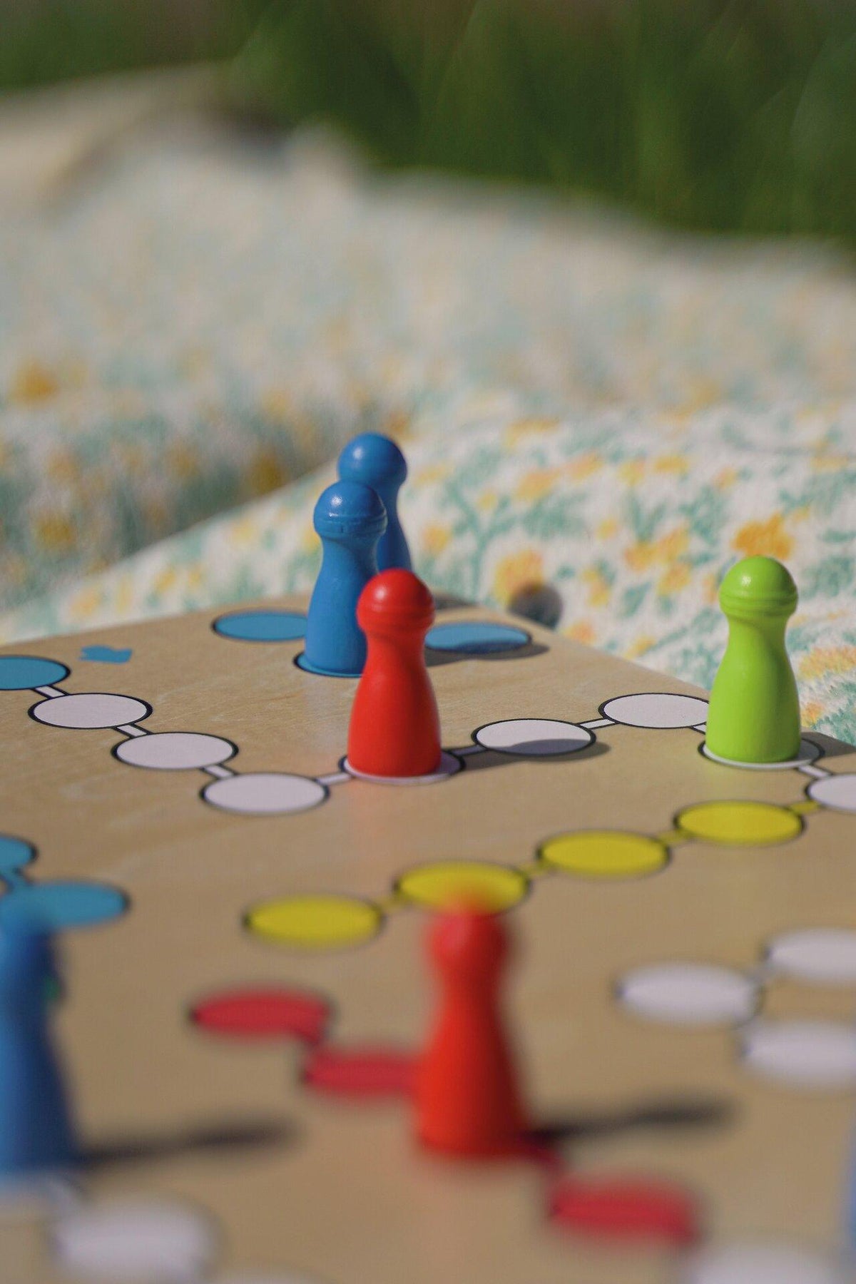 Ludo Brettspiel aus Holz in vier Farben, 28 cm – weitere Ansicht